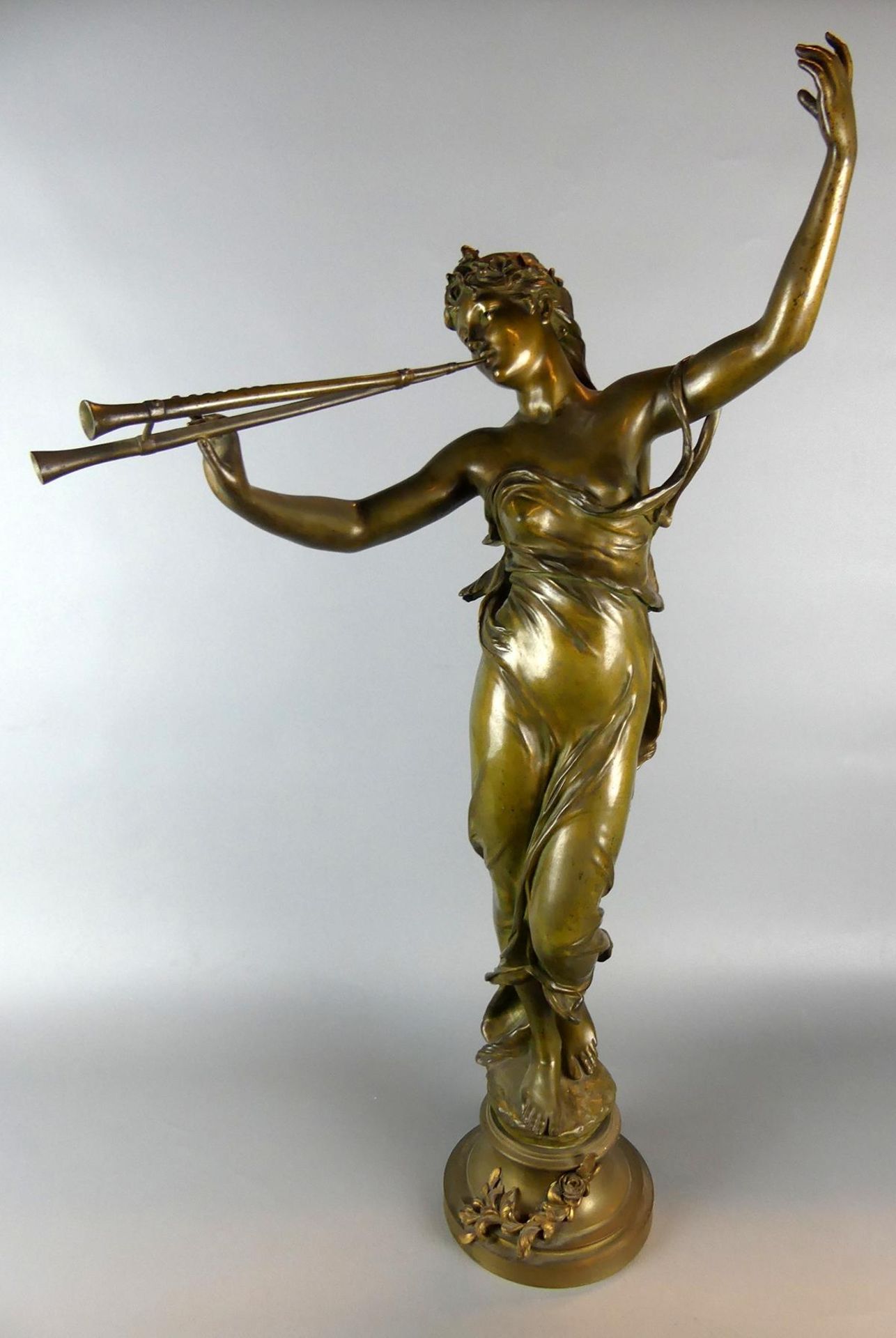 EUGÉNE MARIOTON (1854-1933), "Schalmeienspielerin", Bronze,