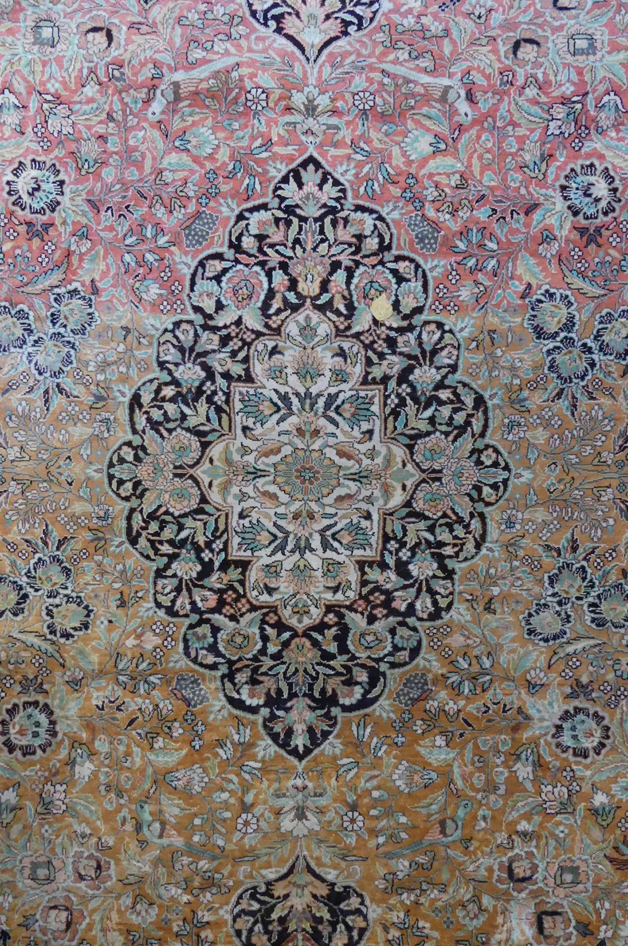 Teppich, Seide, Mittelmedaillon, ca. 280 x 187 cm - Image 2 of 5
