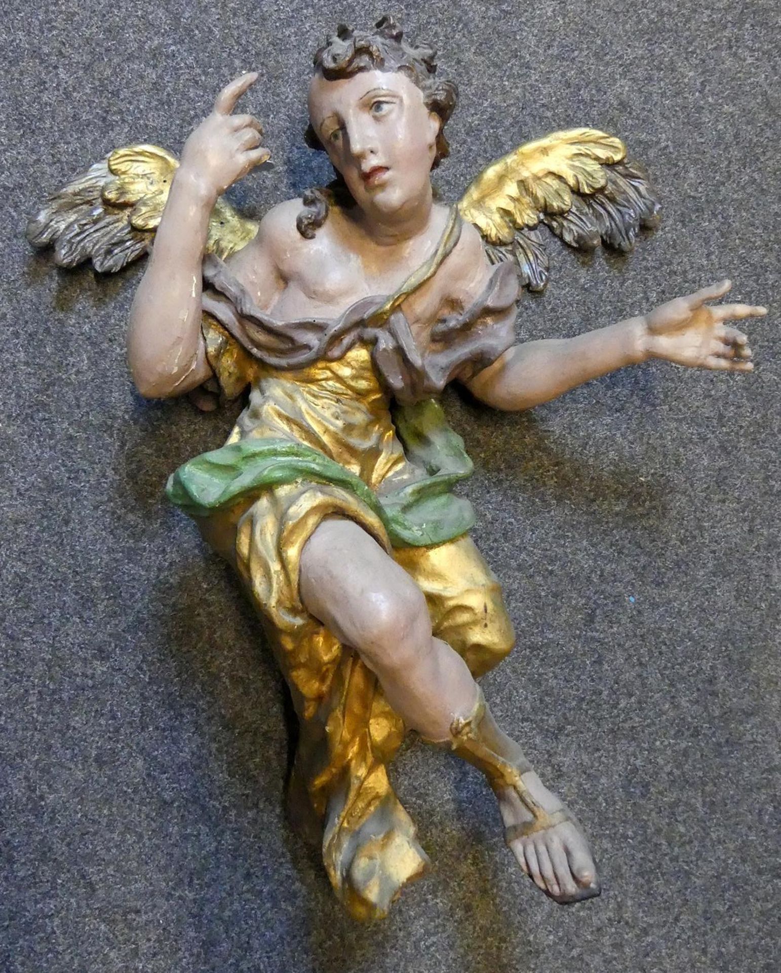 Zwei verschiedene Engel, Holz, geschnitzt, verschiedenfarbig, - Bild 2 aus 3