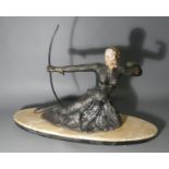 Skulptur, knieende Dame mit Bogen, auf ovalem Marmorsockel,