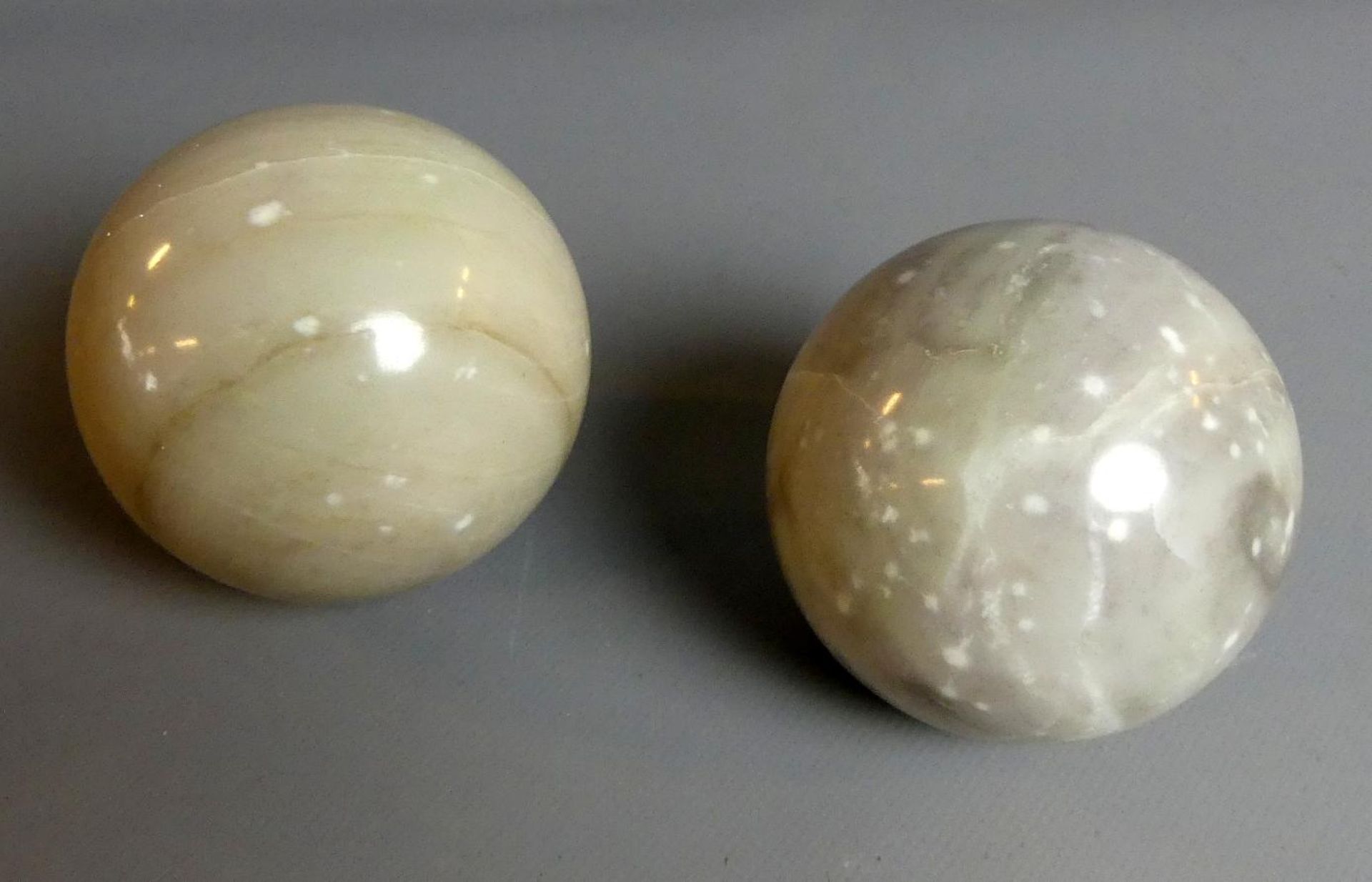 Paar Marmorkugeln, weiß/grau meliert, Dm. ca. 8,5 cm