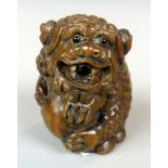 Netsuke, "Foh-hund mit Kugel", Holz, sig., H. ca. 4,5 cm