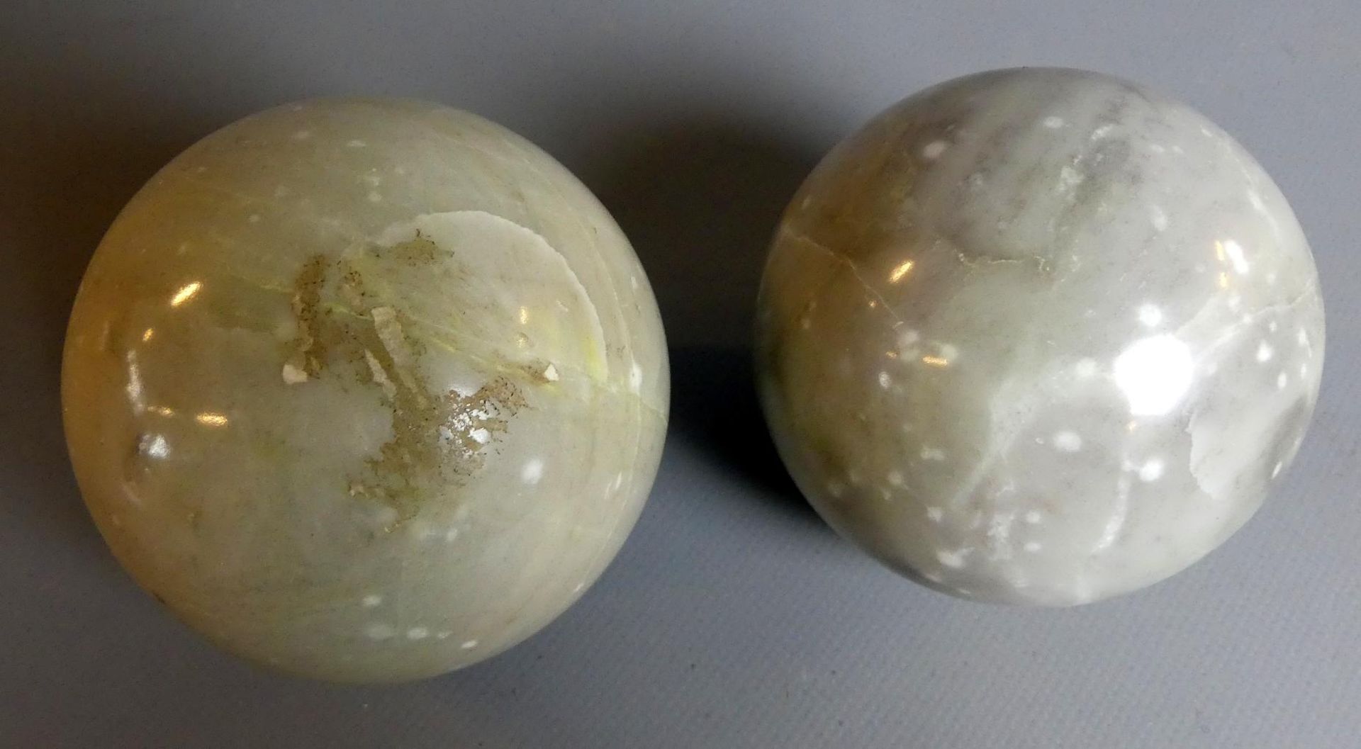 Paar Marmorkugeln, weiß/grau meliert, Dm. ca. 8,5 cm - Image 2 of 2