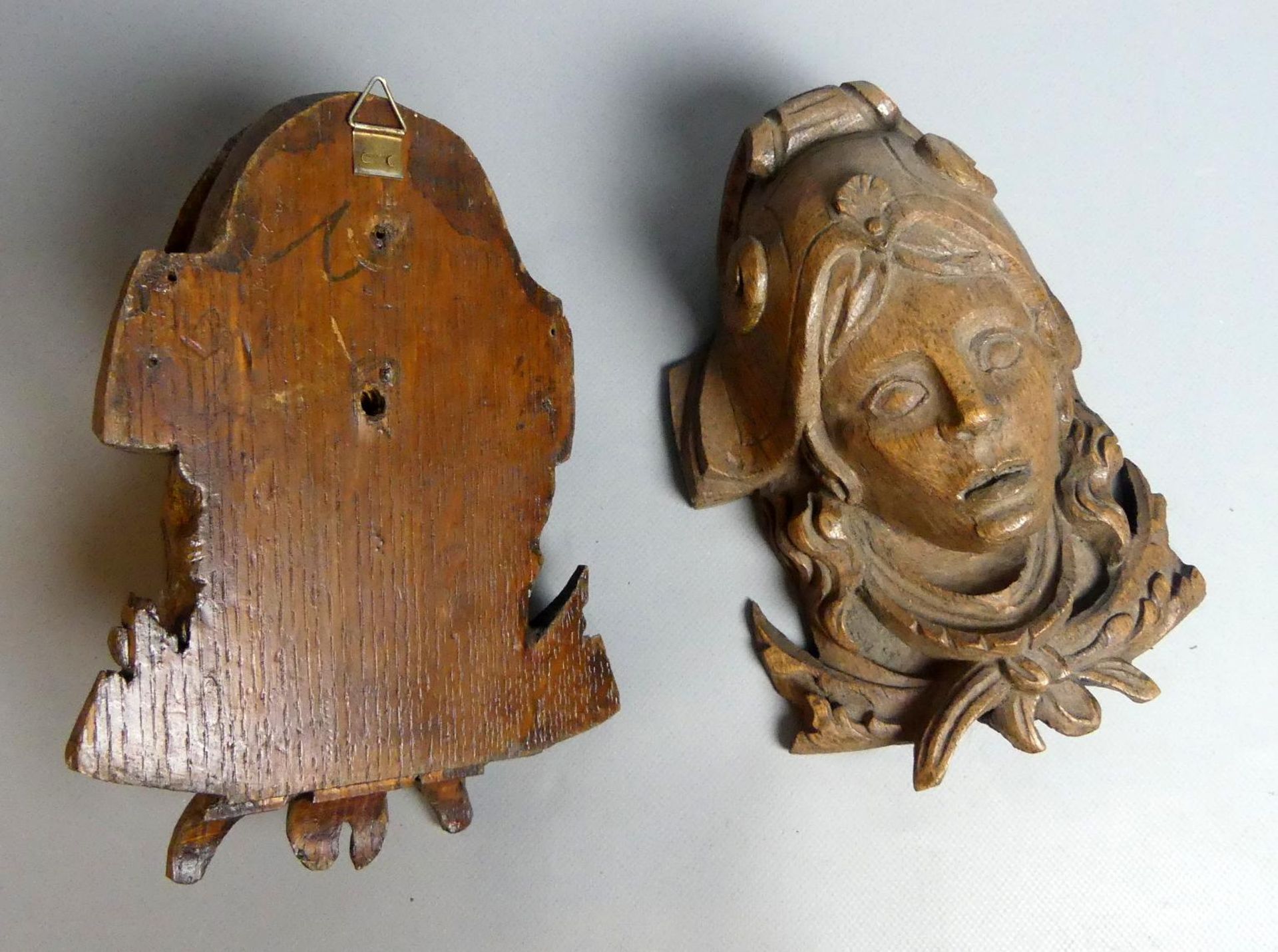 Paar Wandhalterungen, Frauenköpfe mit Helm, Holz geschnitzt, Eiche, - Image 2 of 2
