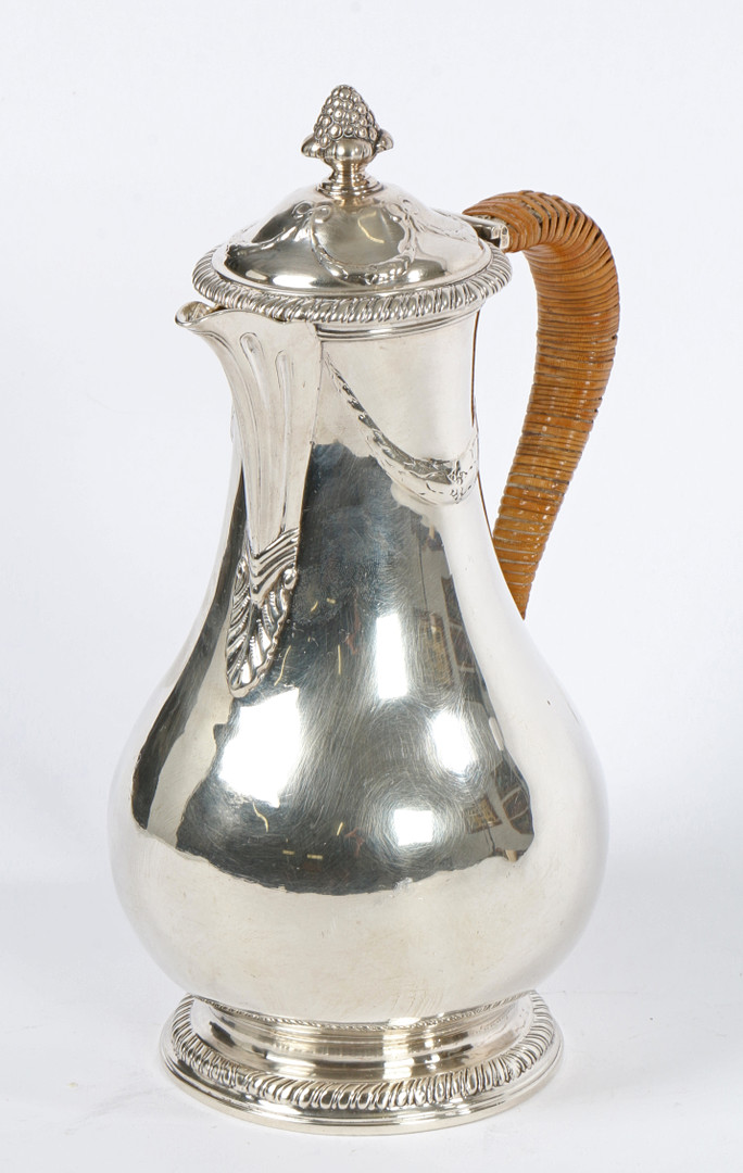 A FINE GEORGIAN SILVER COFFEE POT BY PARKER AND WAKELIN. - Image 3 of 3