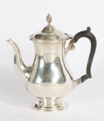 A BACHELOR'S SILVER COFFEE POT. WALKER AND HALL, LONDON 1934, 11.3OZ, 18CM HIGH.