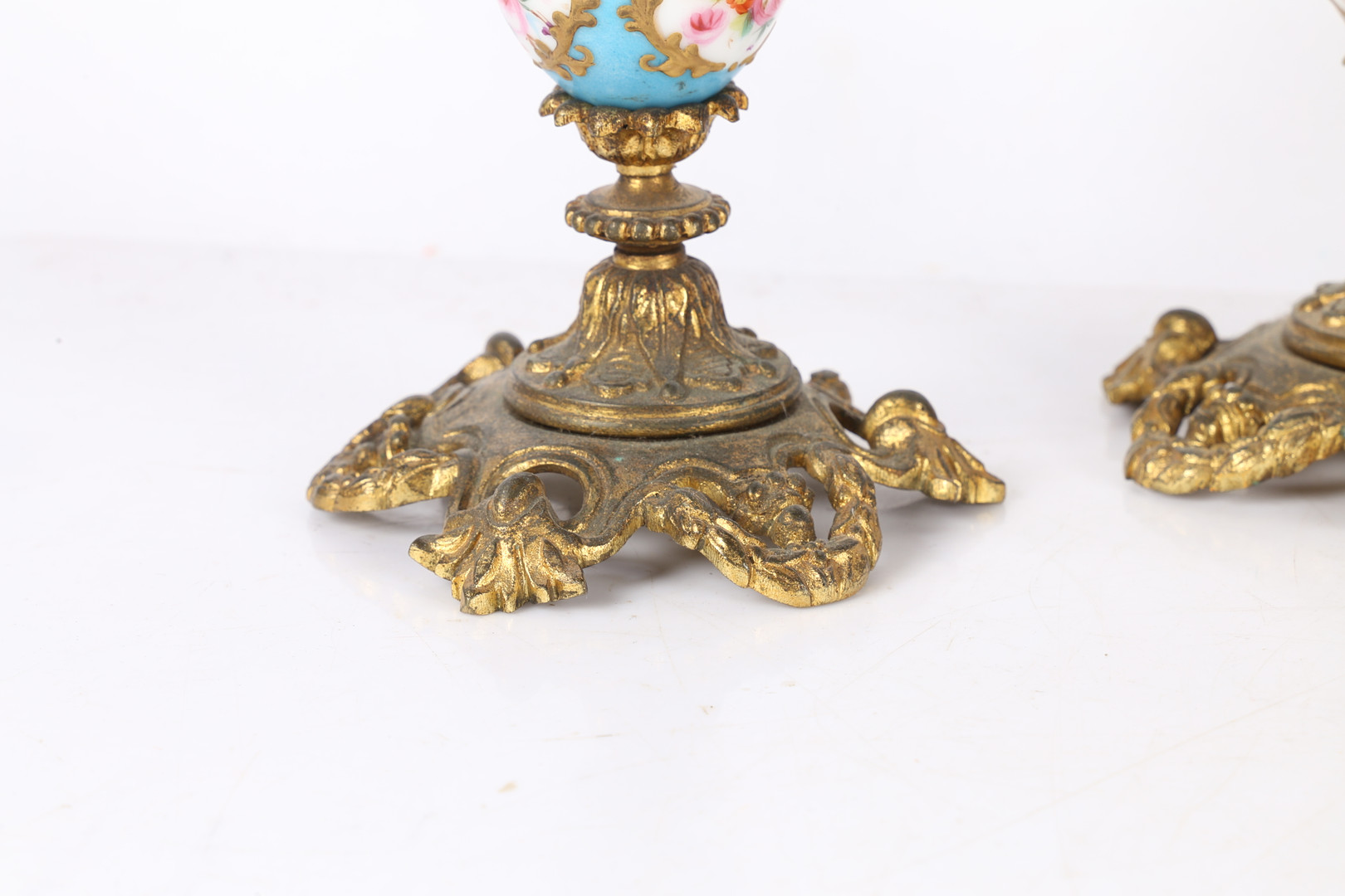 A PAIR OF 19TH CENTURY FRENCH 'SEVRES' STYLE PORCELAIN GILT CANDLESTICKS. - Image 4 of 4