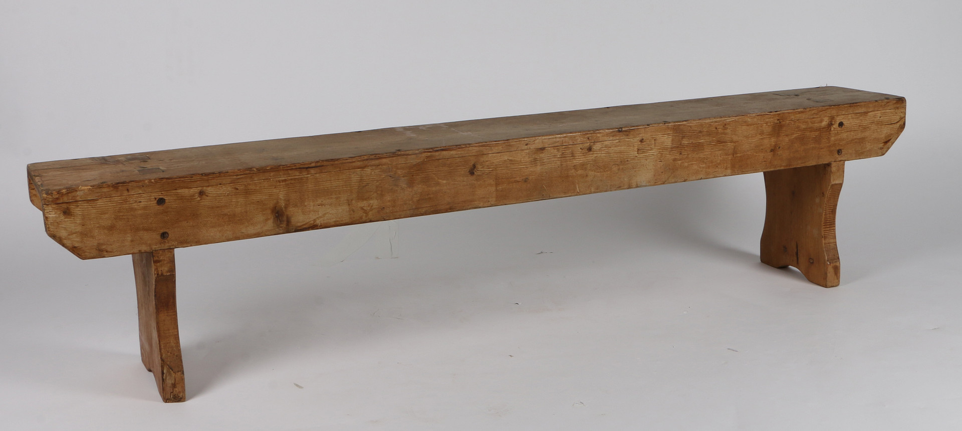 A RUSTIC PINE LOW BENCH. - Image 3 of 3