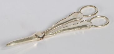 A PAIR OF SILVER GRAPE SCISSORS, WILLIAM HUTTON AND SONS, SHEFFIELD 1927, 3.4OZ, 18CM LONG.