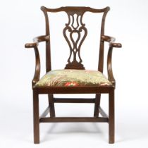 A GEORGE III MAHOGANY CARVER CHAIR.