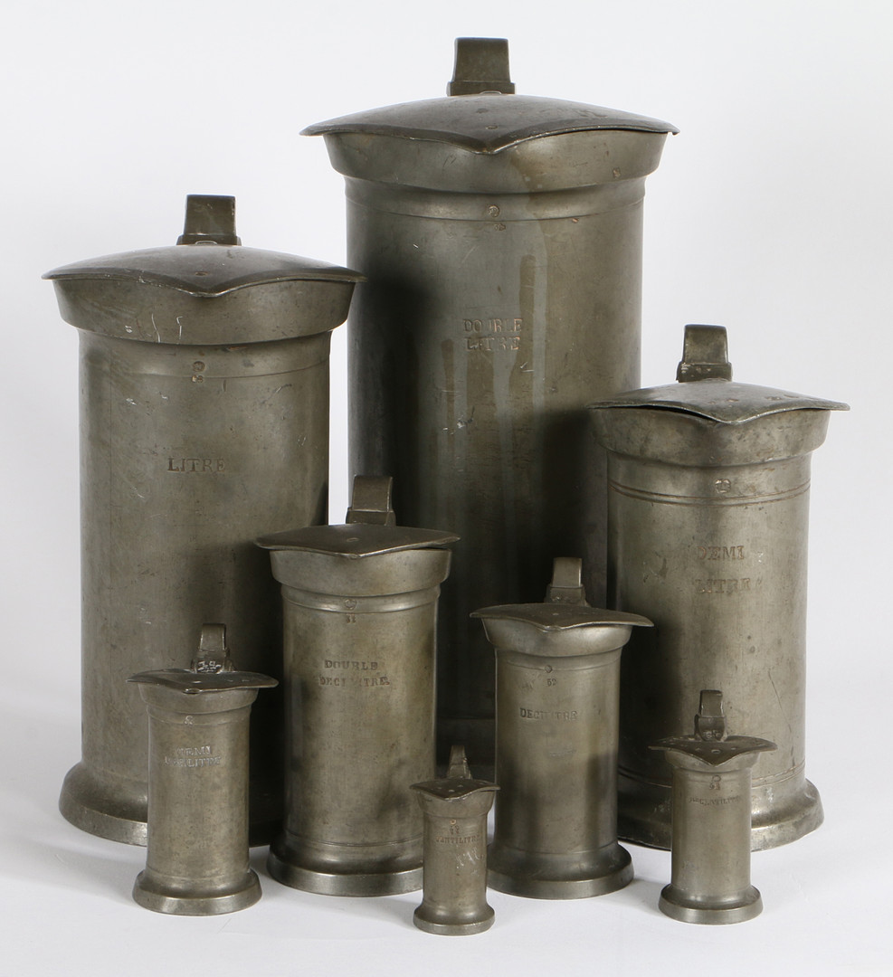 A SET OF EIGHT GRADUATED LIDDED PEWTER MEASURES BY MAISON LESEIGNEUR. CAEN. - Image 3 of 5