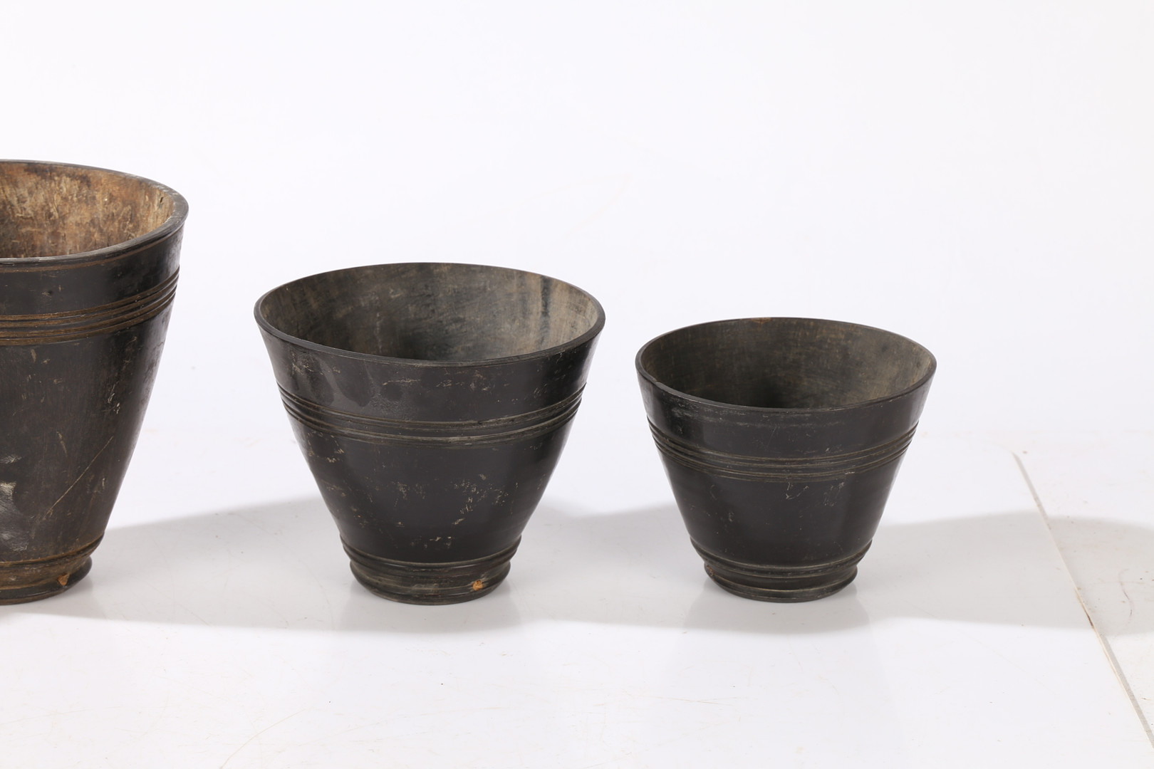 A HORN POWDER FLASK, BEAKER AND FOUR TAPERING VESSSELS (6). - Image 4 of 5