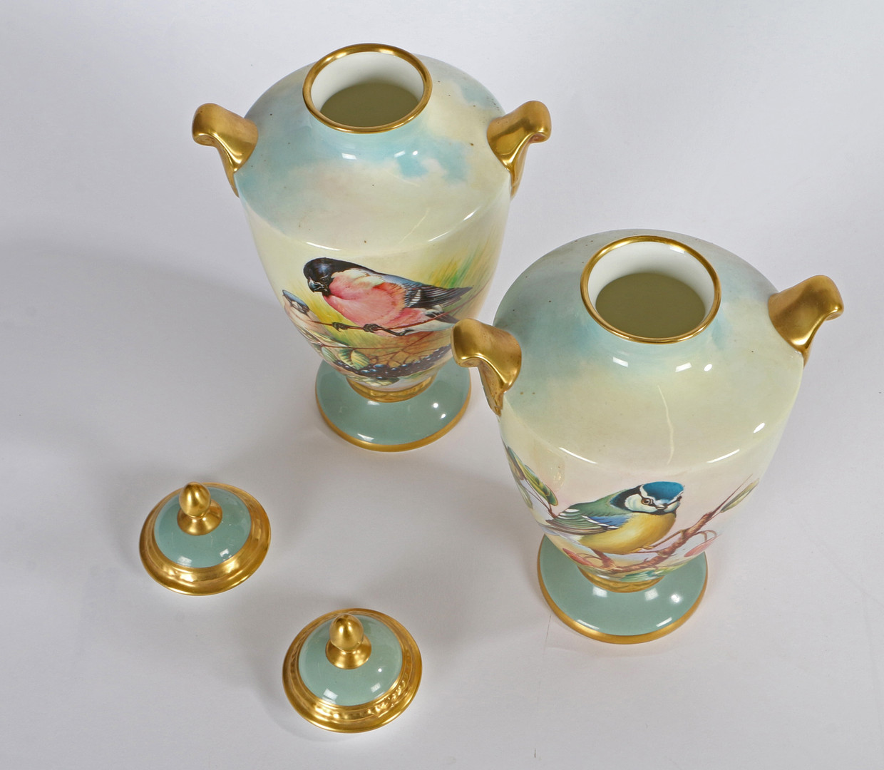 A PAIR OF AYNSLEY 'FINE ART COLLECTION' PORCELAIN, TWIN HANDLED LIDDED VASES. - Image 5 of 5