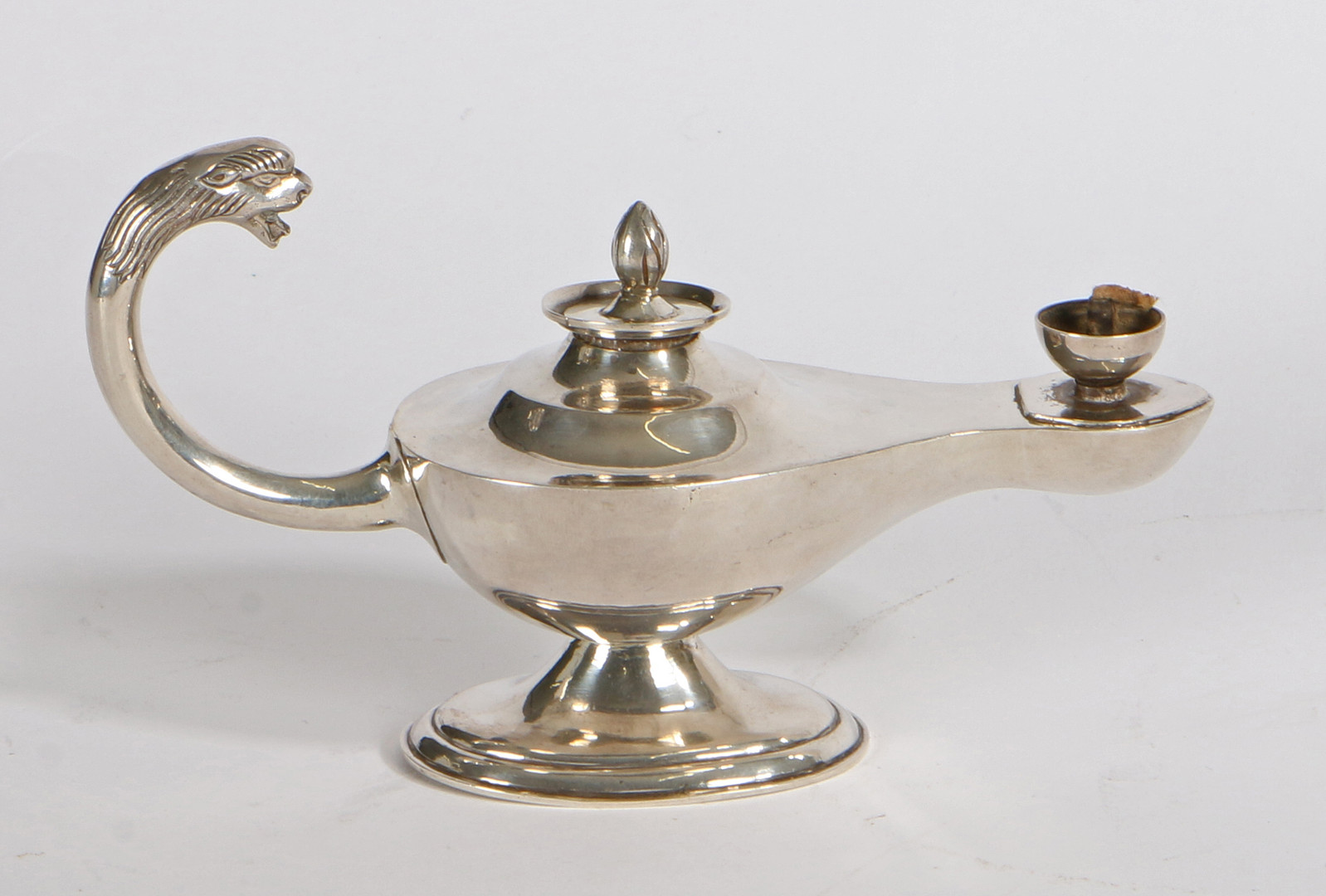 AN EARLY 20TH CENTURY AMERICAN HANDMADE SILVER ALADDIN'S LAMP TABLE LIGHTER C.1920. - Image 2 of 3