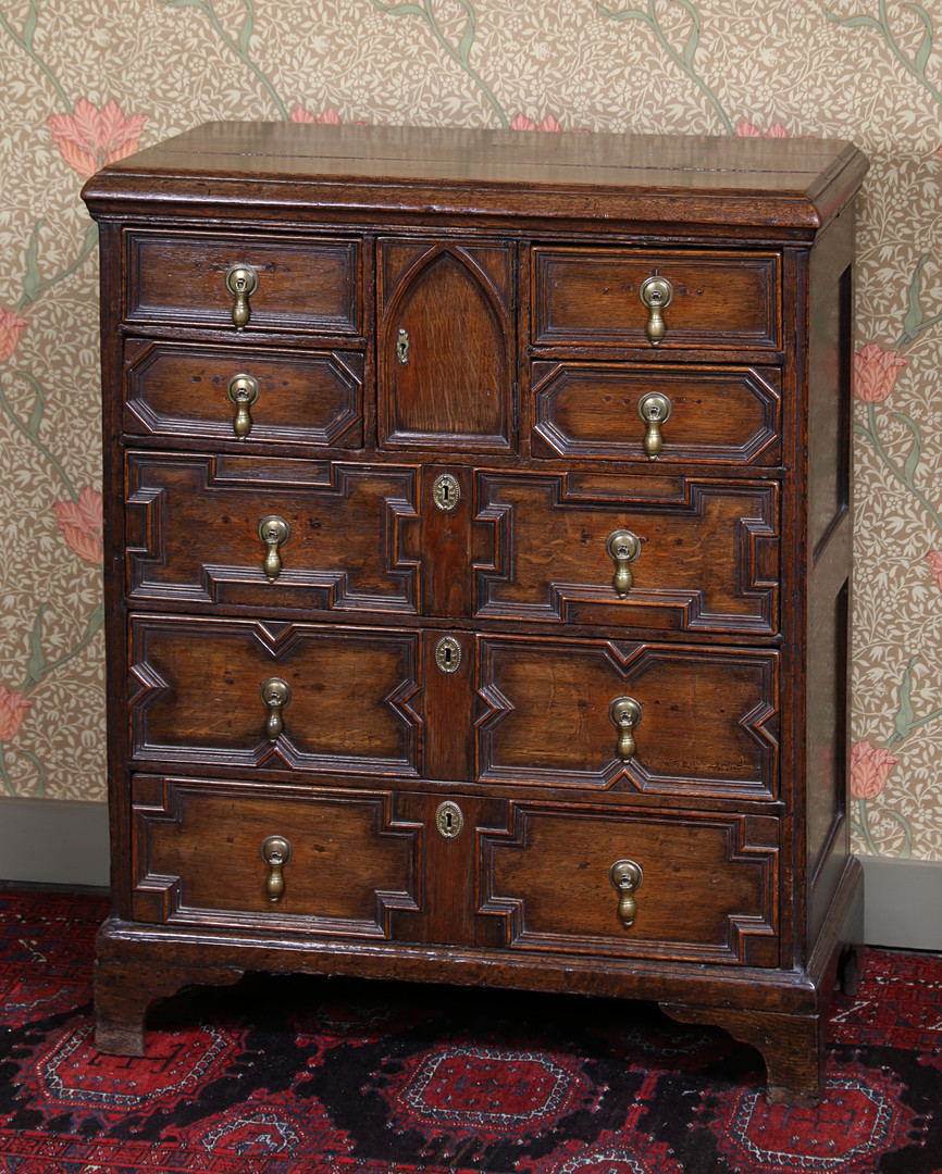 A GEORGE III OAK EAST ANGLIAN GEOMETRIC CHEST OF DRAWERS. - Image 2 of 4