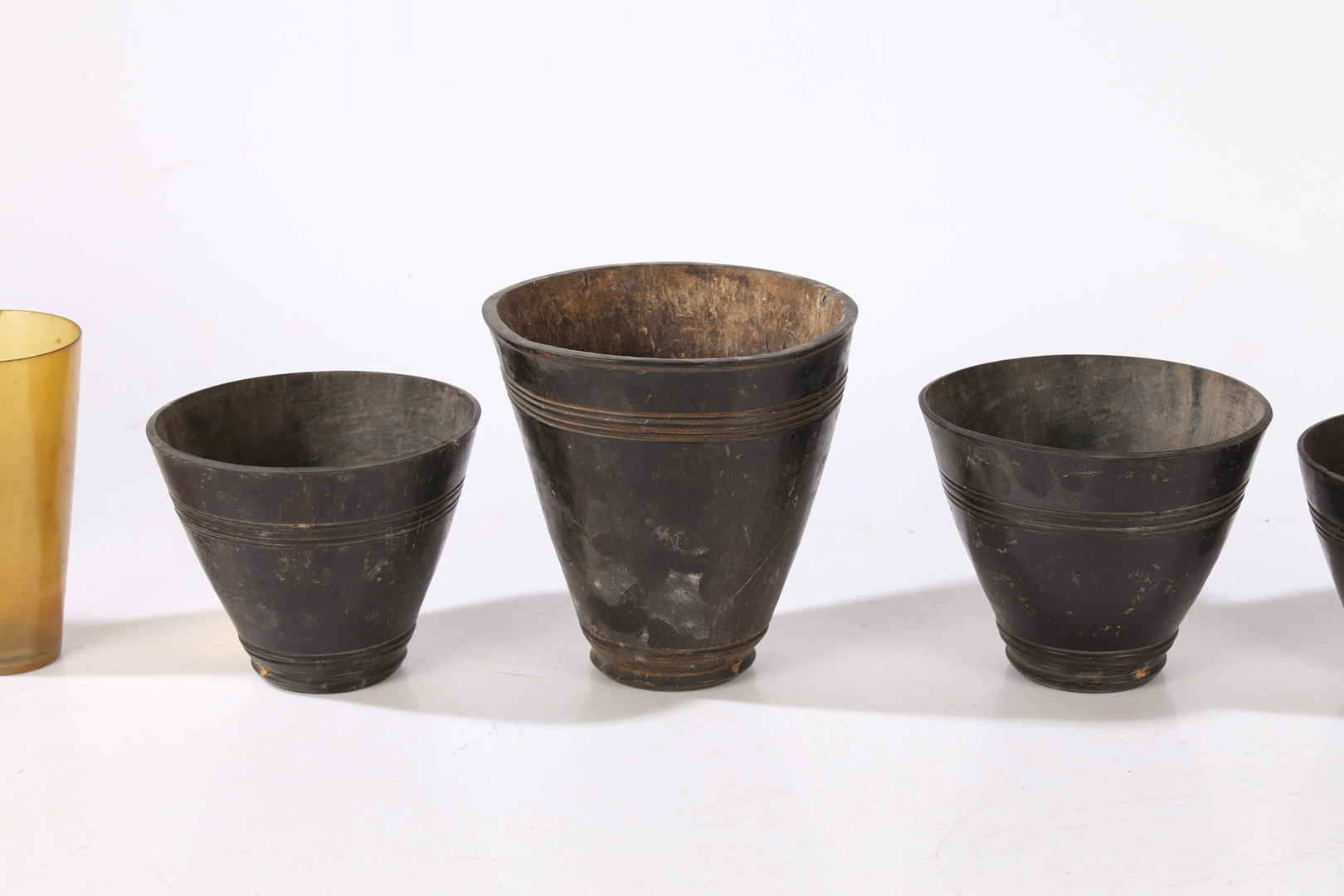 A HORN POWDER FLASK, BEAKER AND FOUR TAPERING VESSSELS (6). - Image 3 of 5