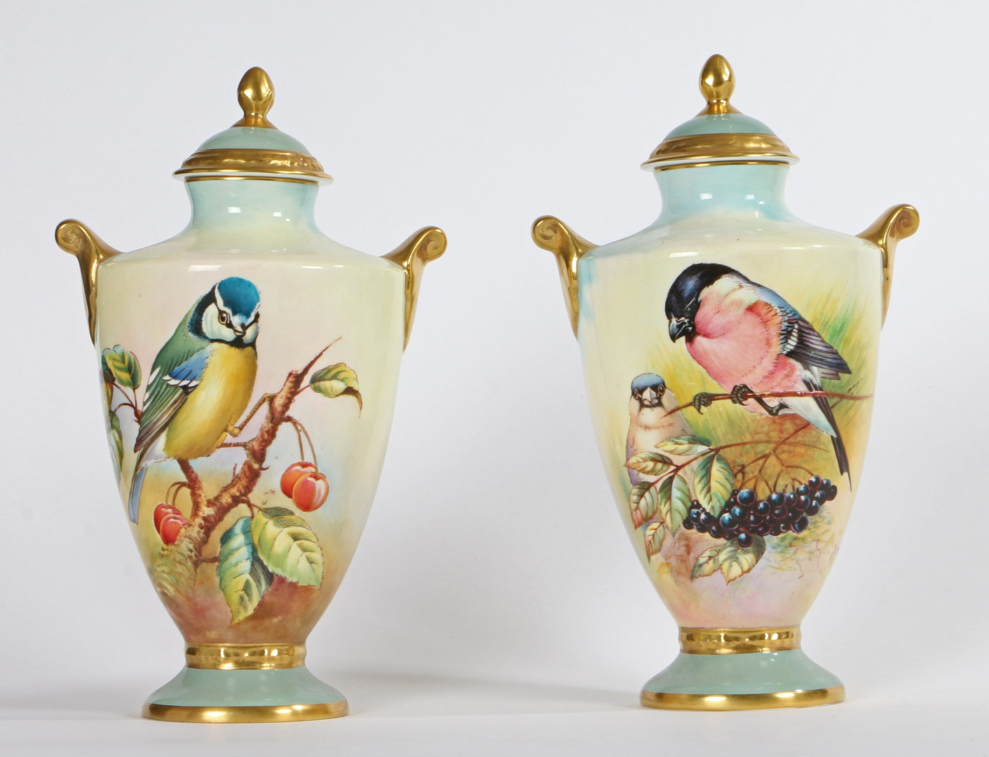 A PAIR OF AYNSLEY 'FINE ART COLLECTION' PORCELAIN, TWIN HANDLED LIDDED VASES. - Image 3 of 5
