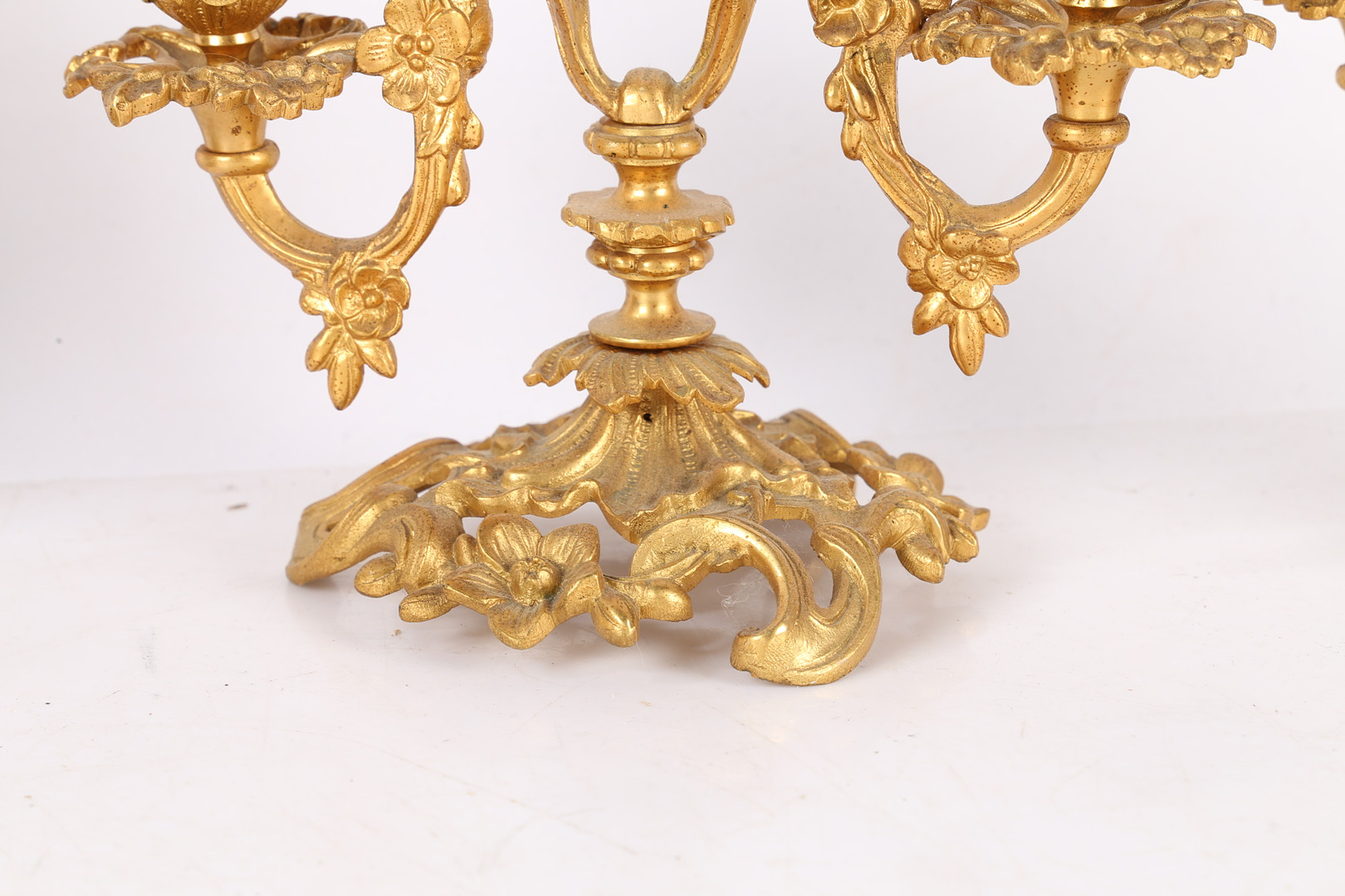 A PAIR OF LATE 19TH CENTURY FRENCH ORMOLU CANDLESTICKS. - Image 4 of 4