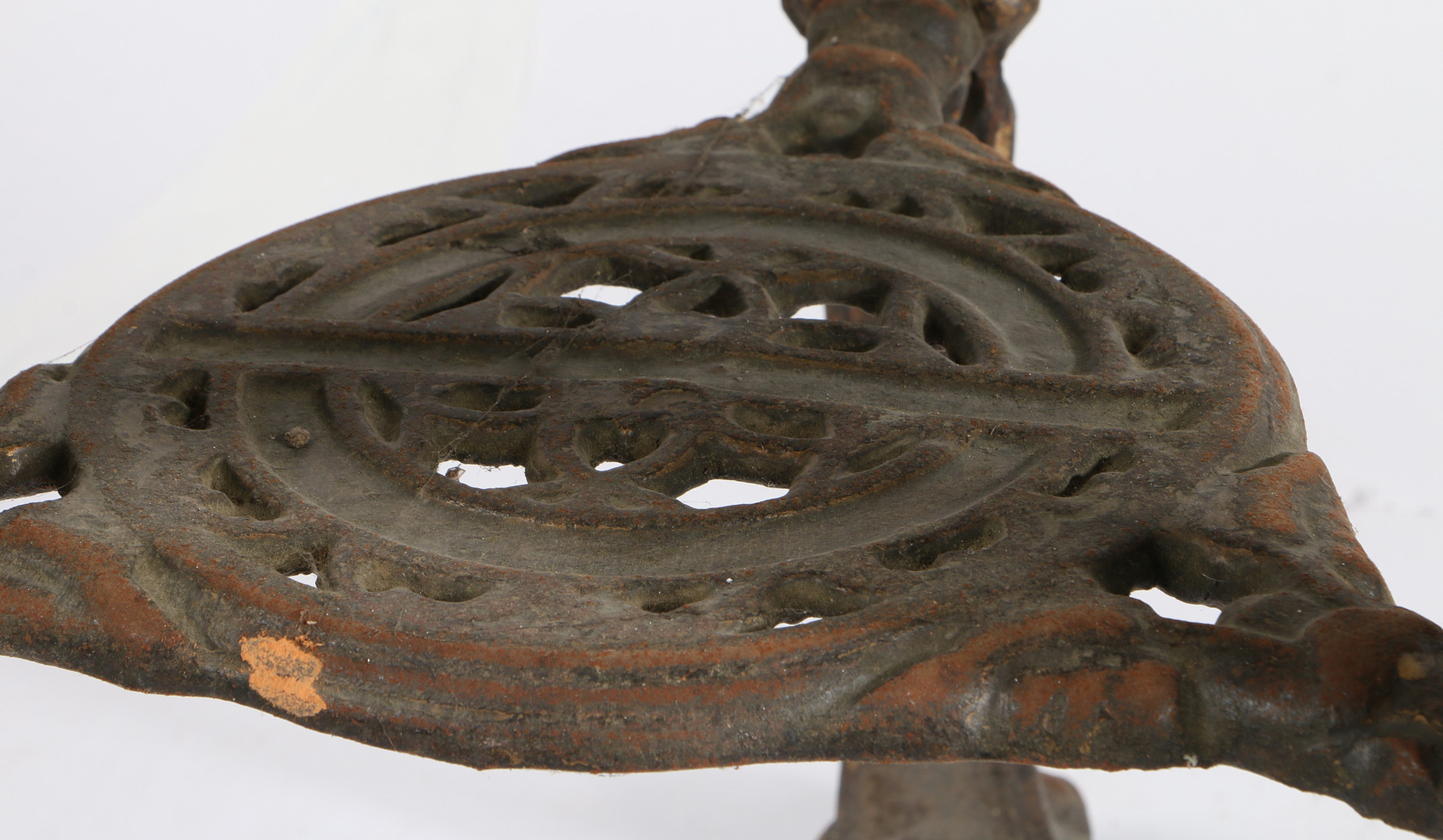 A CAST IRON PUB TABLE. - Image 3 of 5