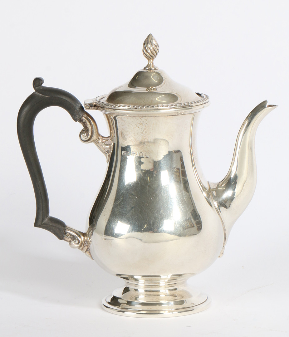 A BACHELOR'S SILVER COFFEE POT. WALKER AND HALL, LONDON 1934, 11.3OZ, 18CM HIGH. - Image 2 of 2