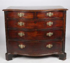 A GOOD GEORGE III MAHOGANY SERPENTINE CHEST OF DRAWERS.
