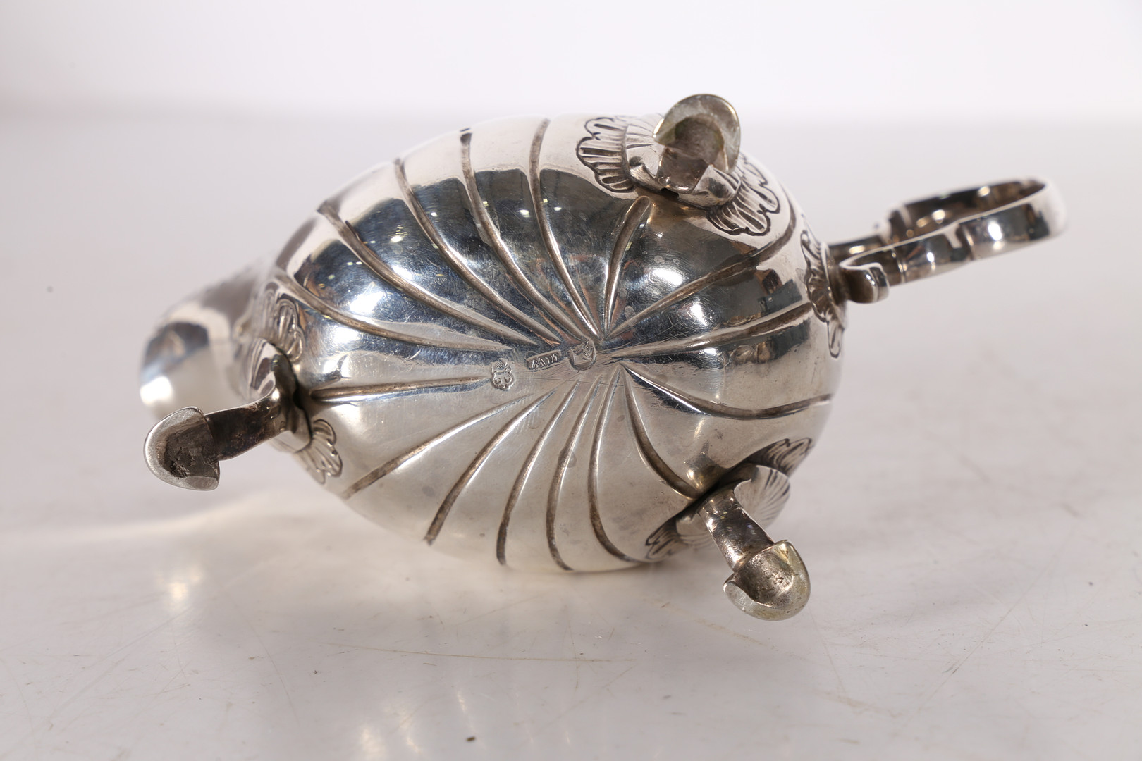 AN 18TH CENTURY IRISH SILVER SAUCEBOAT. - Image 4 of 4