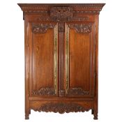 A SUBSTANTIAL EARLY 20TH CENTURY FRENCH OAK ARMOIRE.