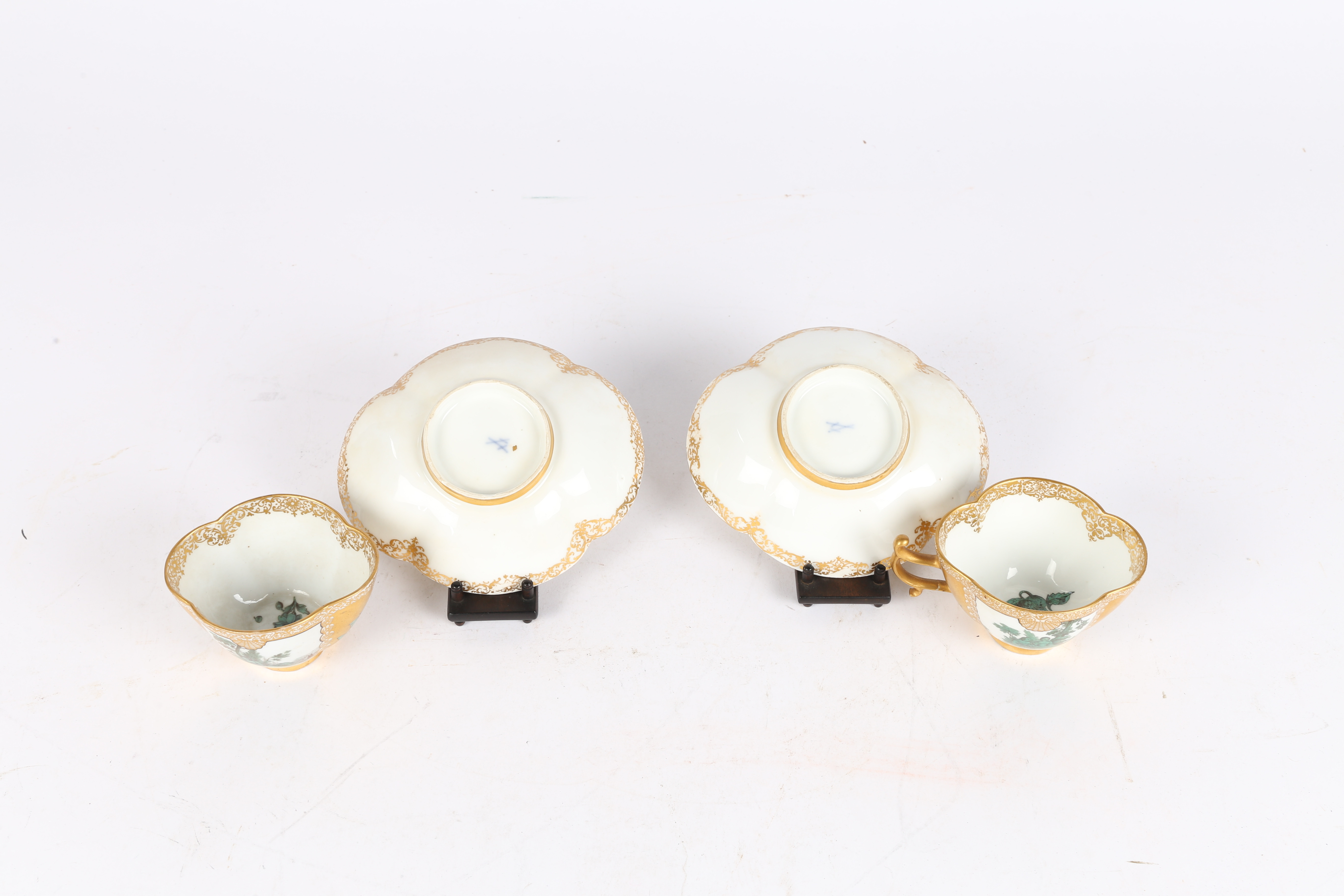 A PAIR OF MEISSEN GOLD-GROUND CUPS AND SAUCERS, CIRCA 1747. - Image 4 of 9