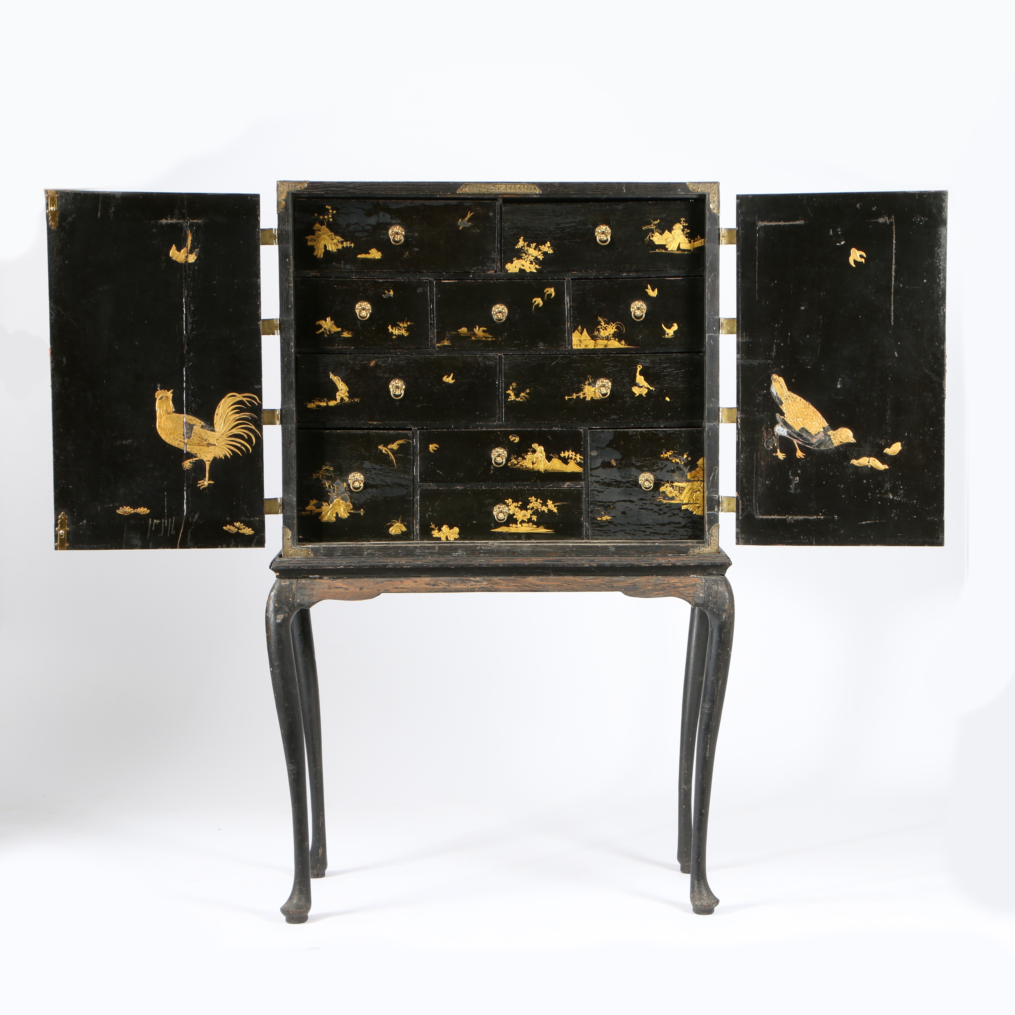 AN EARLY 18TH CENTURY JAPANESE EXPORT BLACK LACQUERED CABINET-ON-STAND, CIRCA 1720. - Image 2 of 4