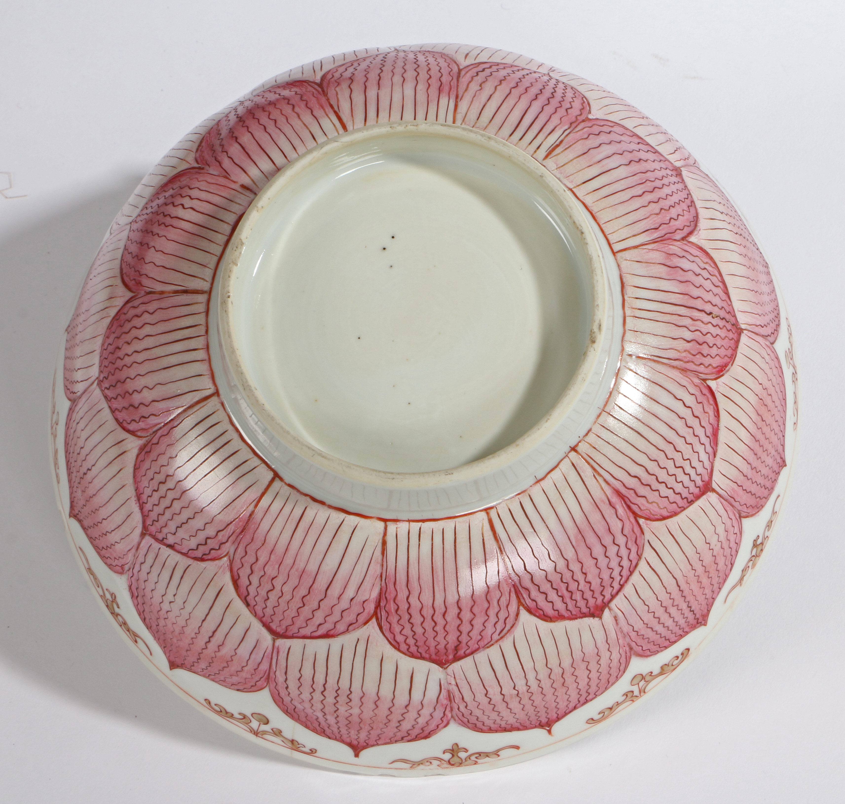 A CHINESE EXPORT PORCELAIN LOTUS BOWL, QING DYNASTY. - Image 3 of 3