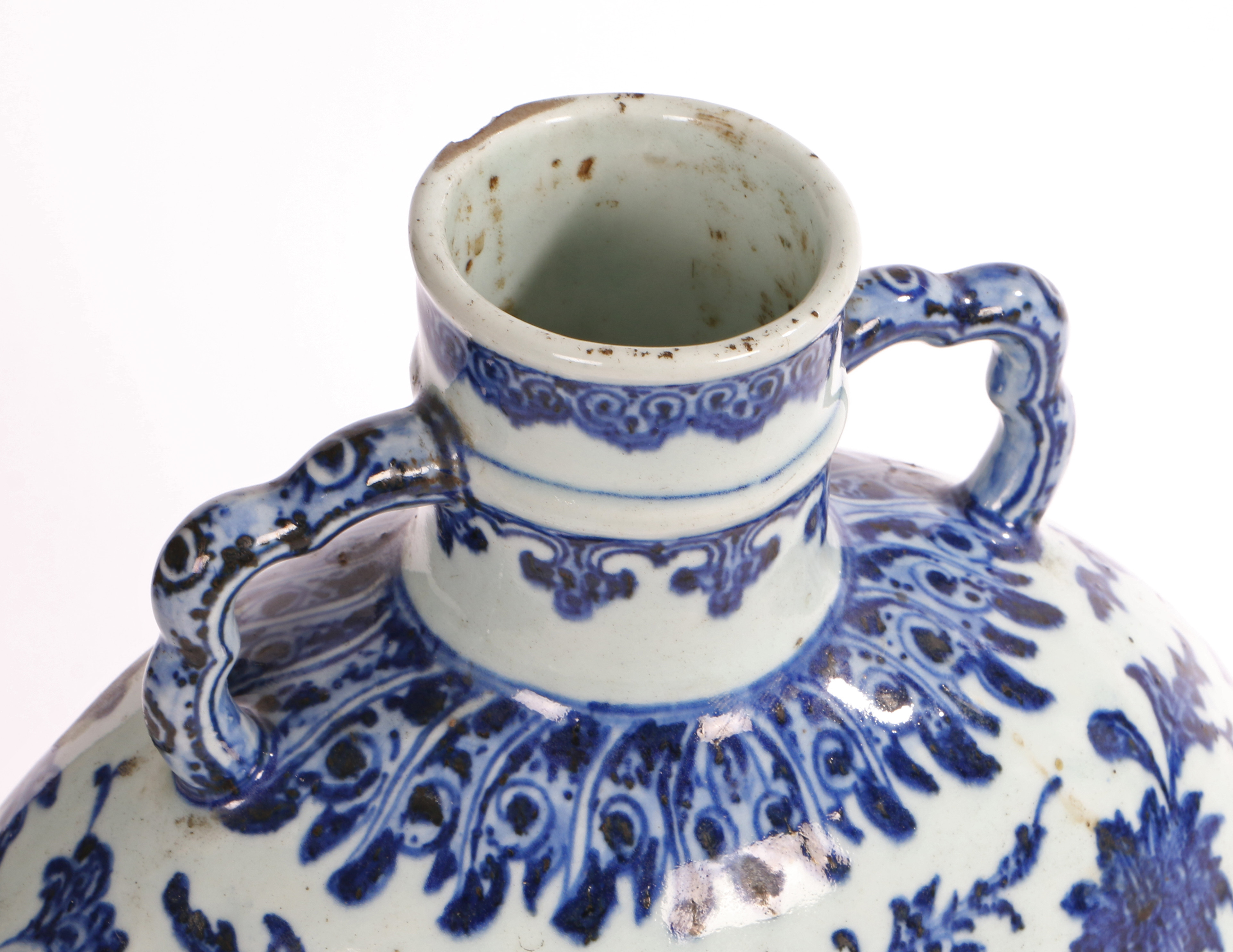 A MING-STYLE BLUE AND WHITE MOONFLASK QING DYNASTY, 18TH CENTURY. - Image 3 of 4