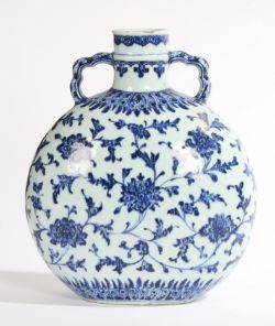 A MING-STYLE BLUE AND WHITE MOONFLASK QING DYNASTY, 18TH CENTURY.