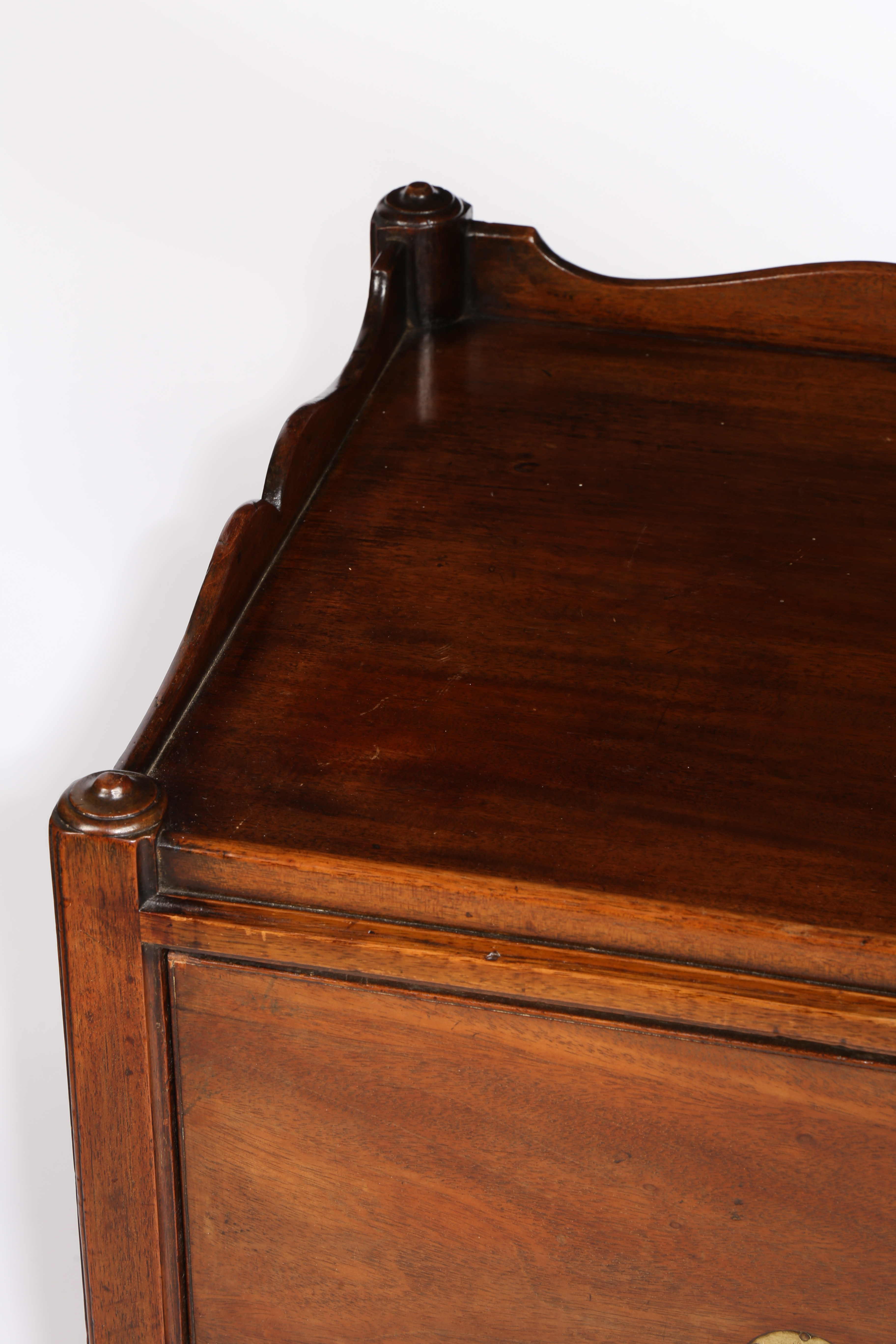 A GEORGE III MAHOGANY TRAY TOP BEDSIDE COMMODE. - Image 3 of 7