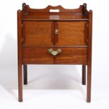 A GEORGE III MAHOGANY TRAY TOP COMMODE.