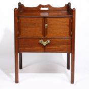 A GEORGE III MAHOGANY TRAY TOP COMMODE.