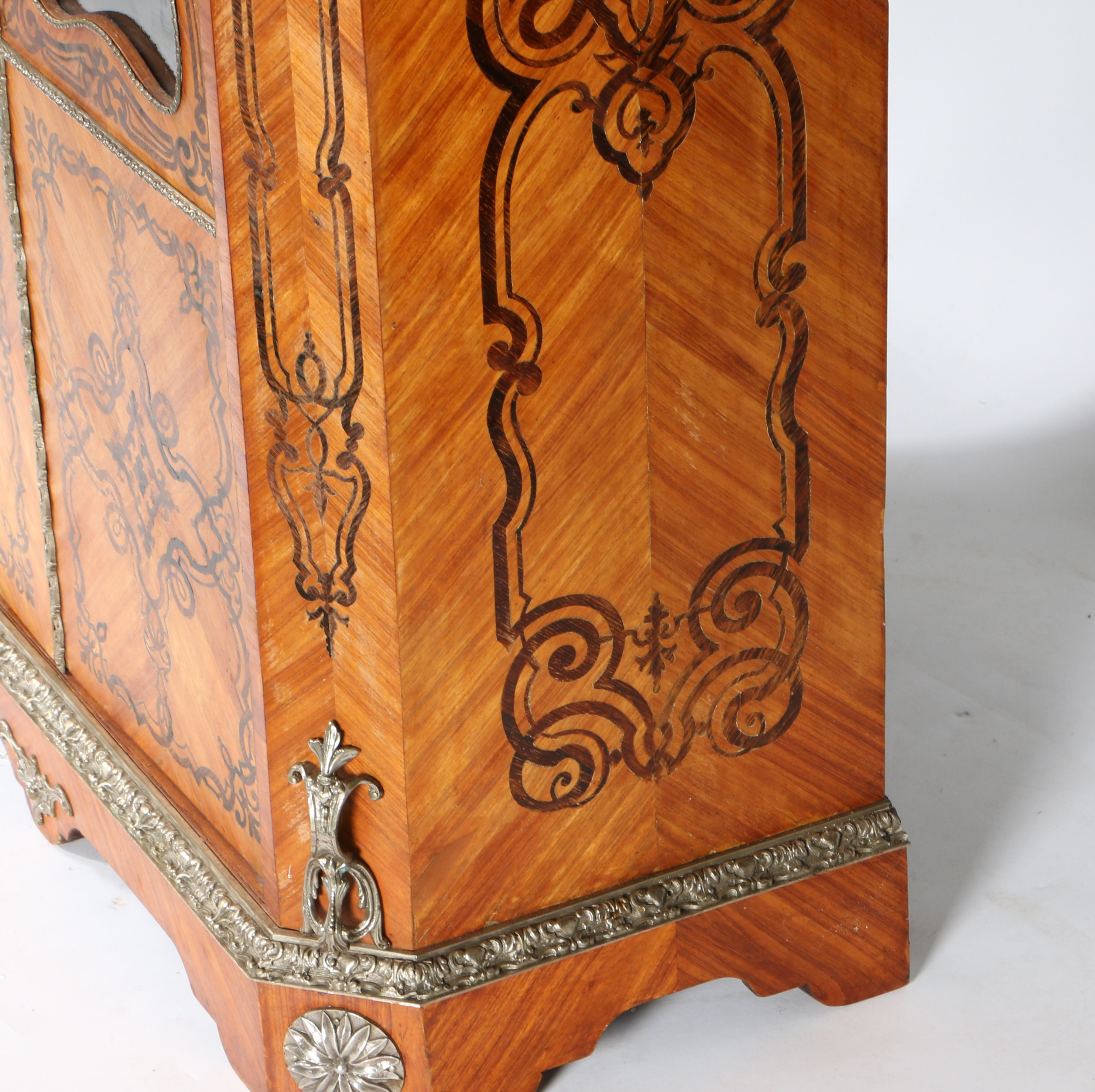 A 19TH CENTURY FRENCH KINGWOOD AND METAL MOUNTED DISPLAY CABINET. - Image 6 of 7