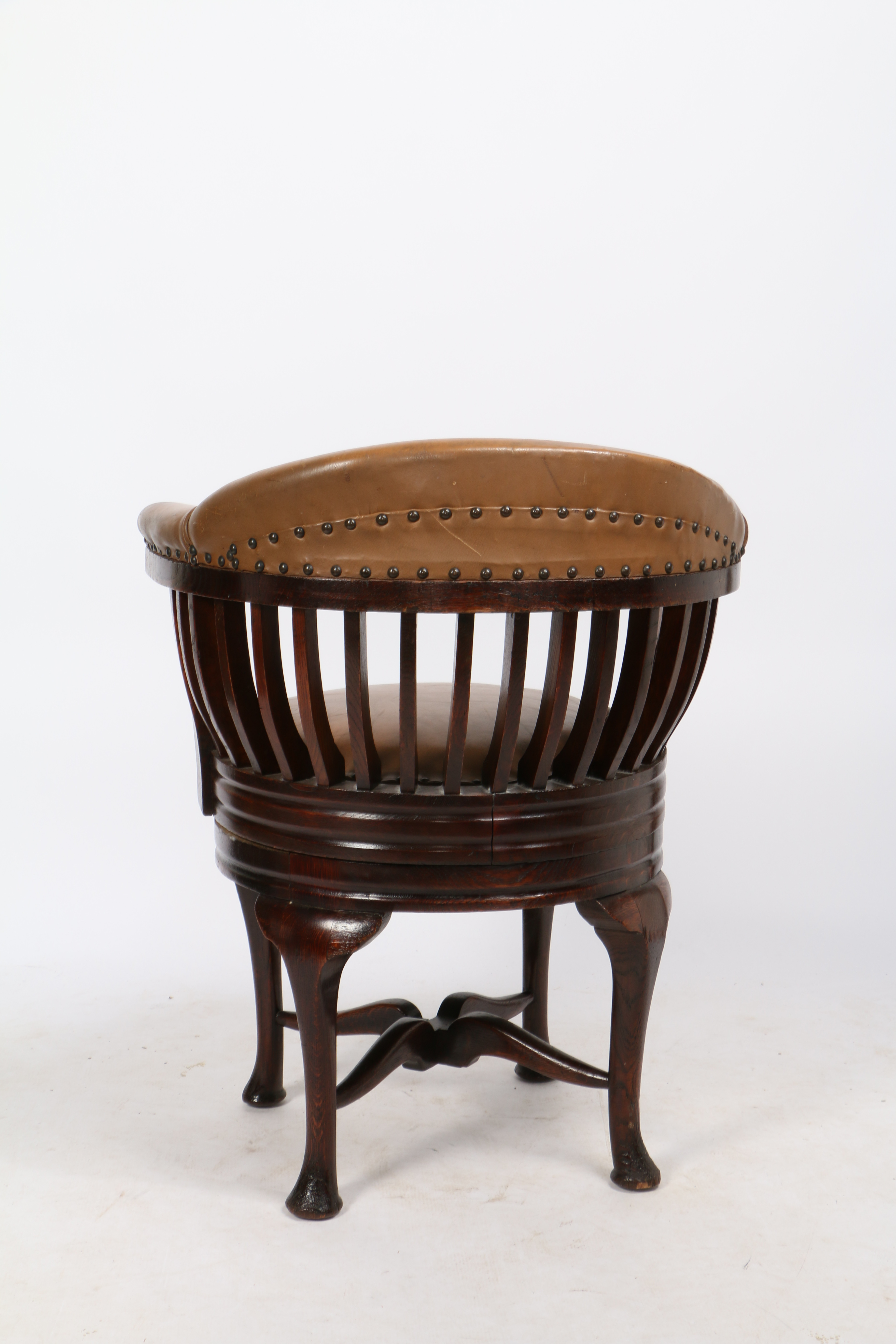 AN EARLY 20TH CENTURY OAK AND LEATHER CAPTAIN'S SWIVEL DESK CHAIR. - Image 6 of 7