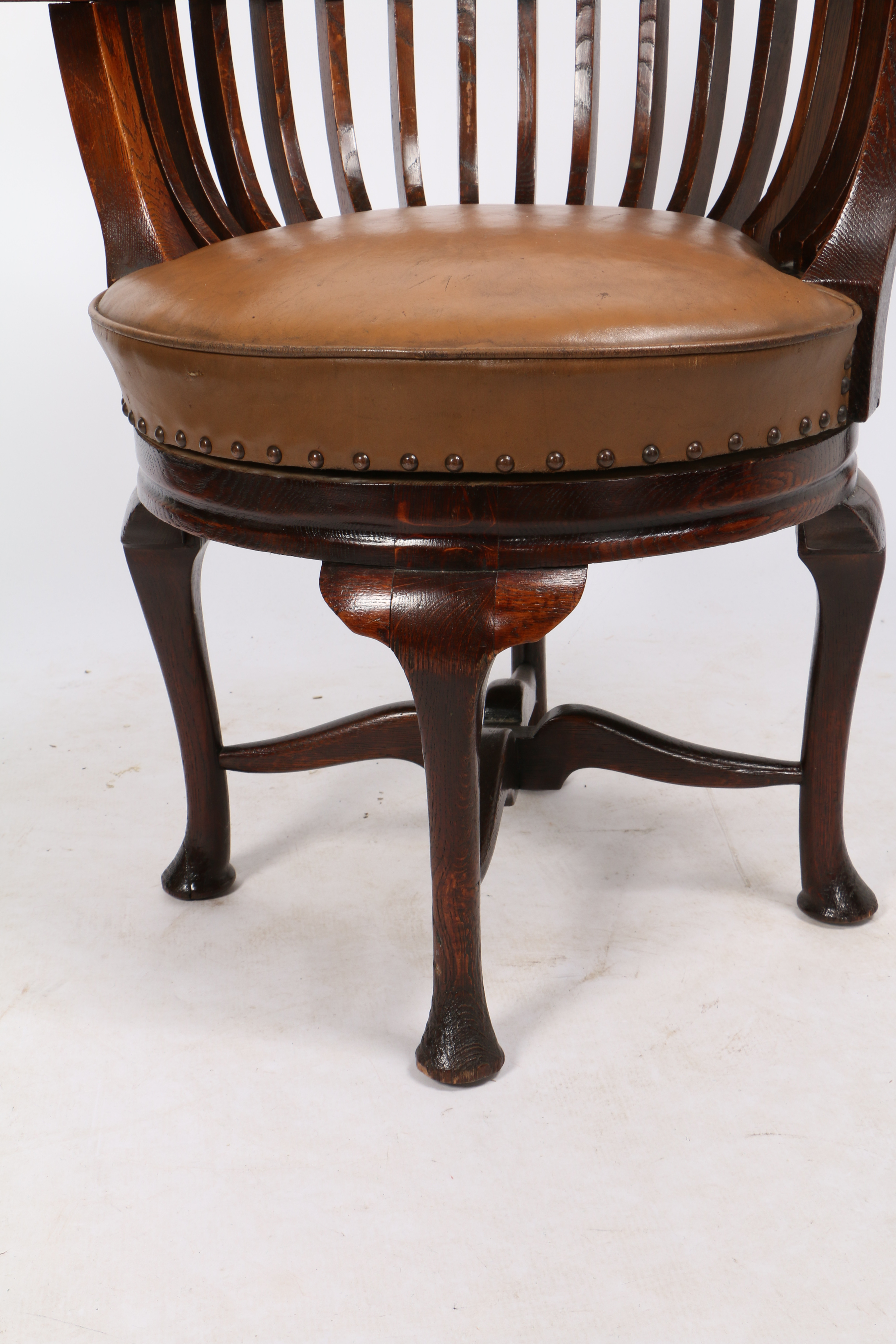 AN EARLY 20TH CENTURY OAK AND LEATHER CAPTAIN'S SWIVEL DESK CHAIR. - Image 4 of 7