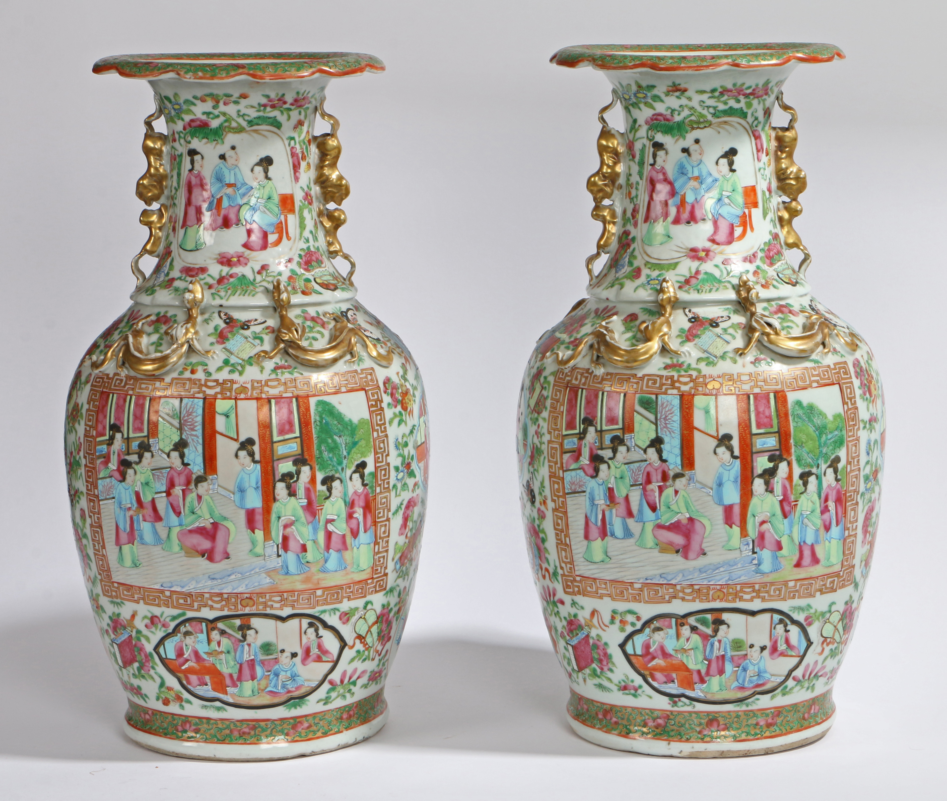 A PAIR OF CANTONESE PORCELAIN VASES, 19TH CENTURY.