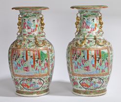 A PAIR OF CANTONESE PORCELAIN VASES, 19TH CENTURY.