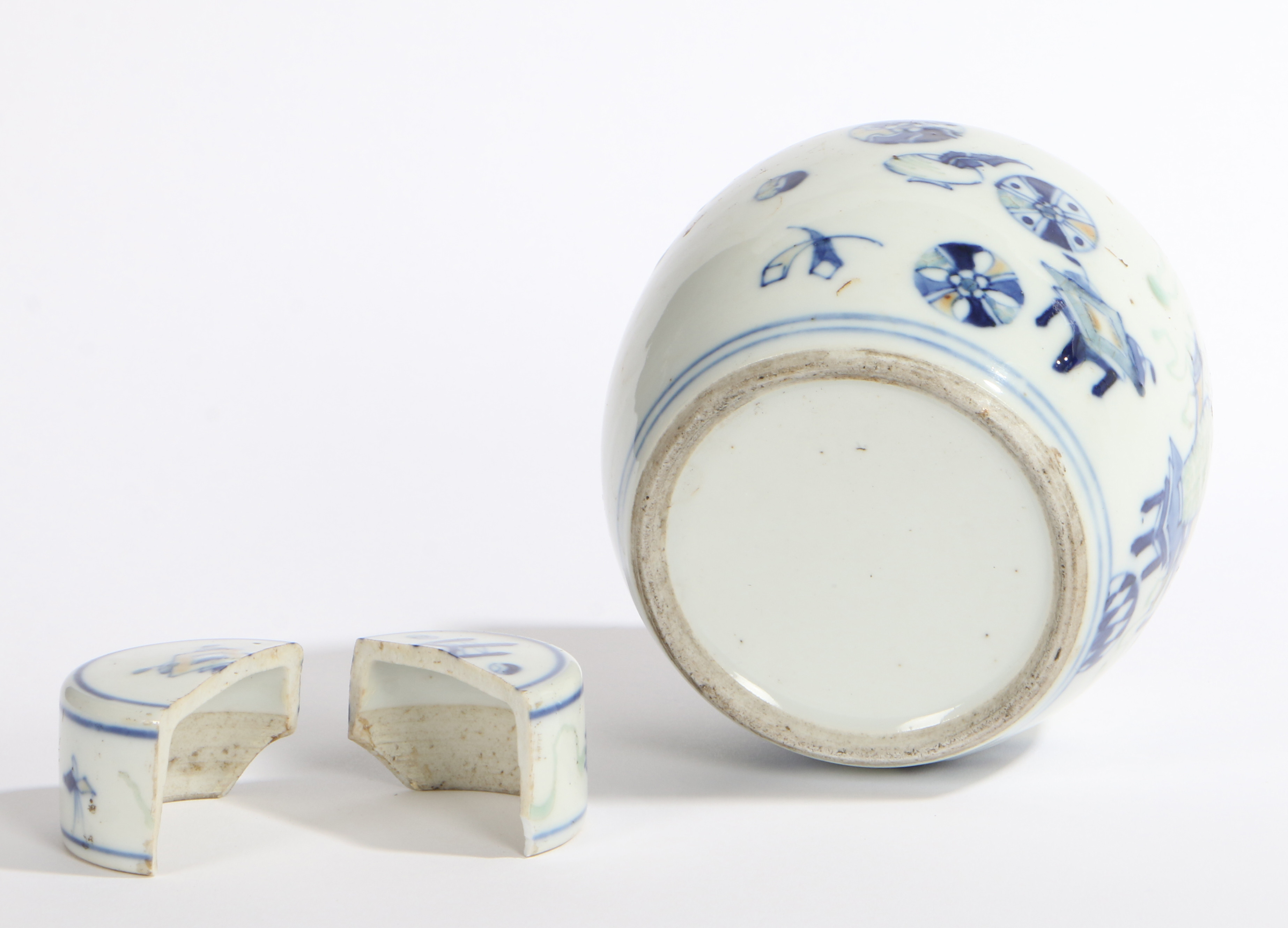A CHINESE QING DYNASTY OVOID PORCELAIN JAR AND COVER. - Image 3 of 3