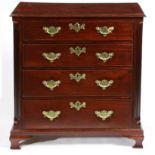 A GEORGE III MAHOGANY CHEST OF DRAWERS OF SMALL PROPORTIONS.
