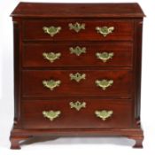 A GEORGE III MAHOGANY CHEST OF DRAWERS OF SMALL PROPORTIONS.