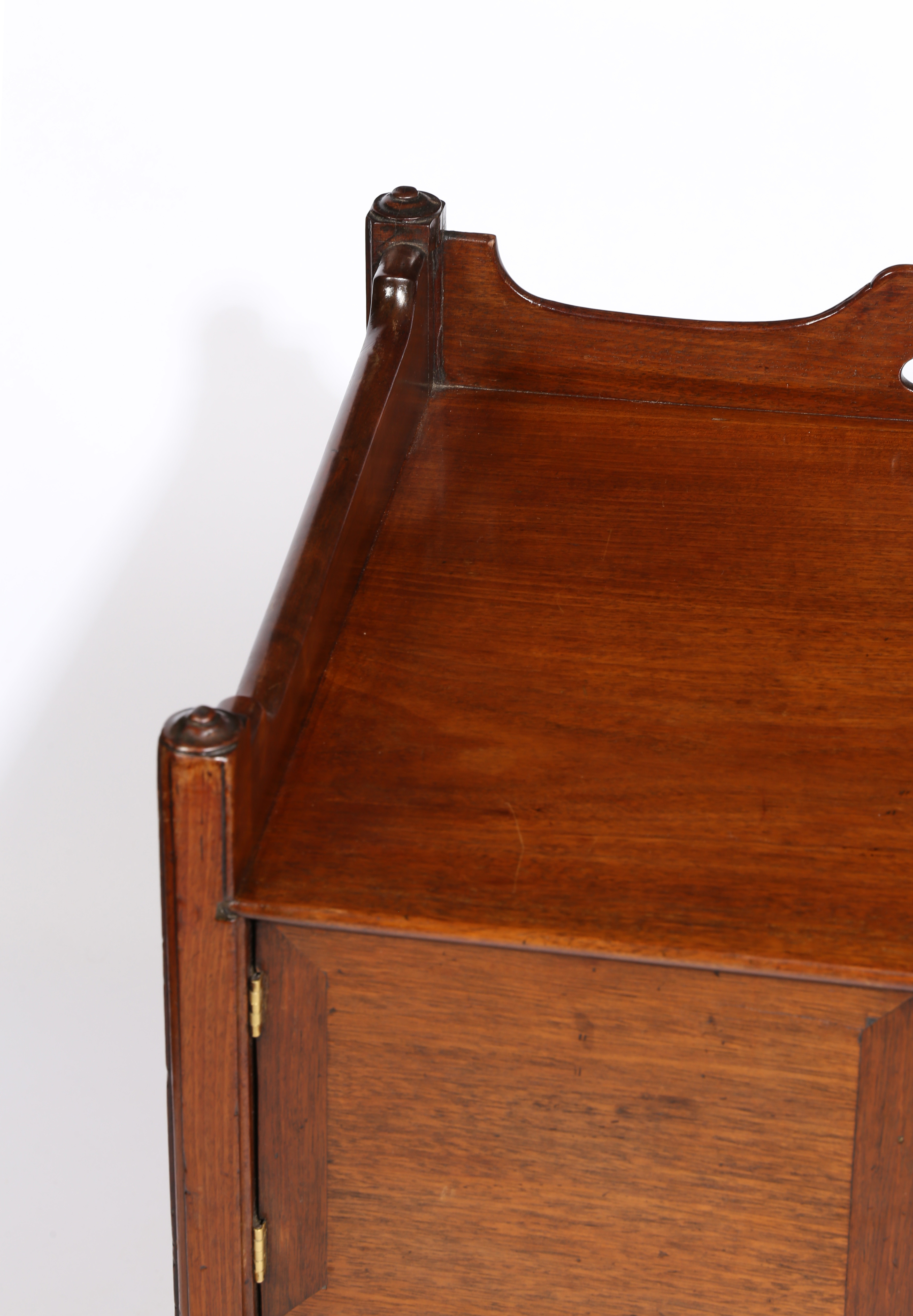 A GEORGE III MAHOGANY TRAY TOP COMMODE. - Image 2 of 5