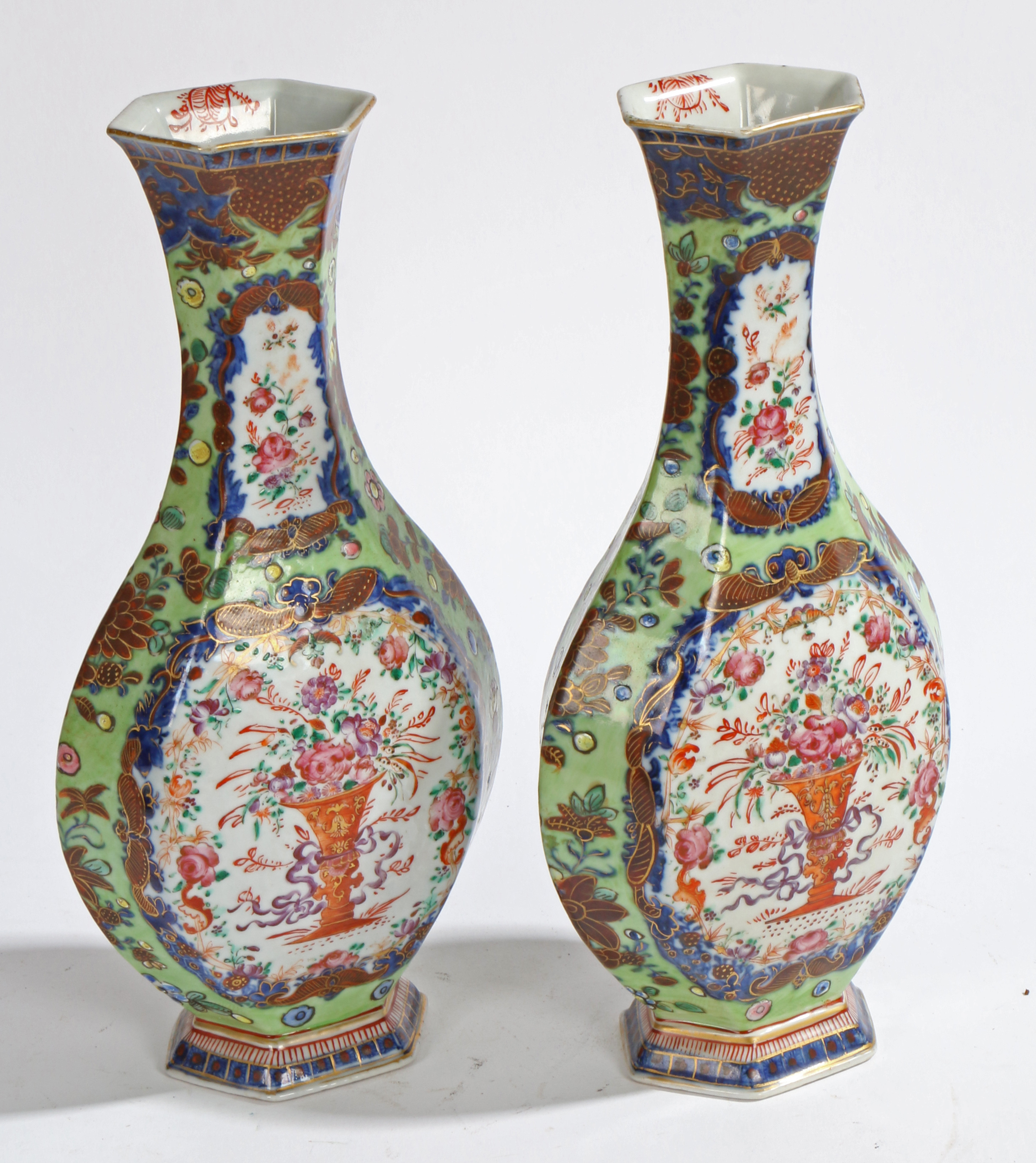 A PAIR OF CHINESE PORCELAIN FAMILLE ROSE CLOBBERED VASES, QIANLONG PERIOD. - Image 2 of 4