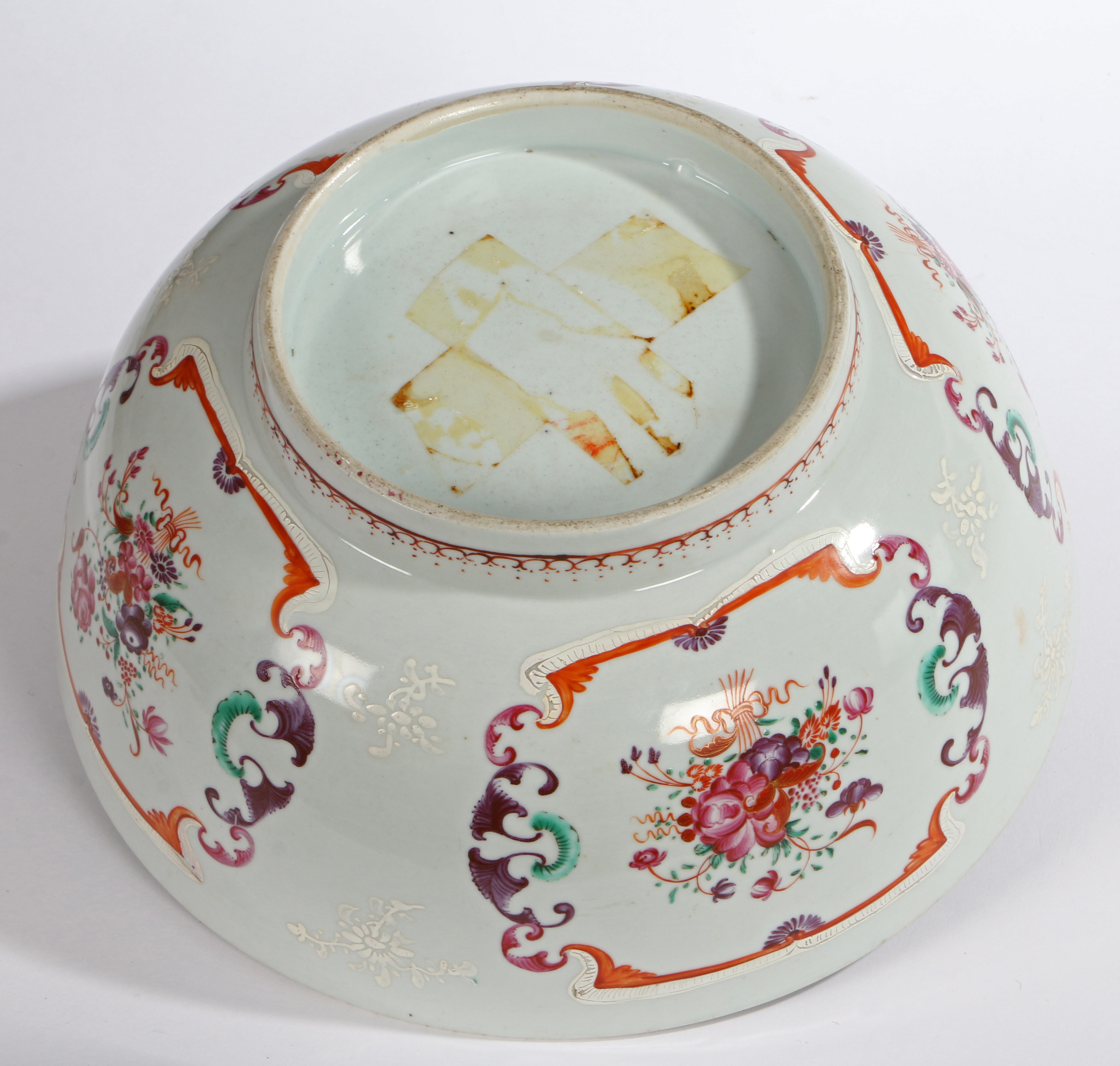 A CHINESE EXPORT FAMILLE ROSE PUNCH BOWL. - Image 2 of 3