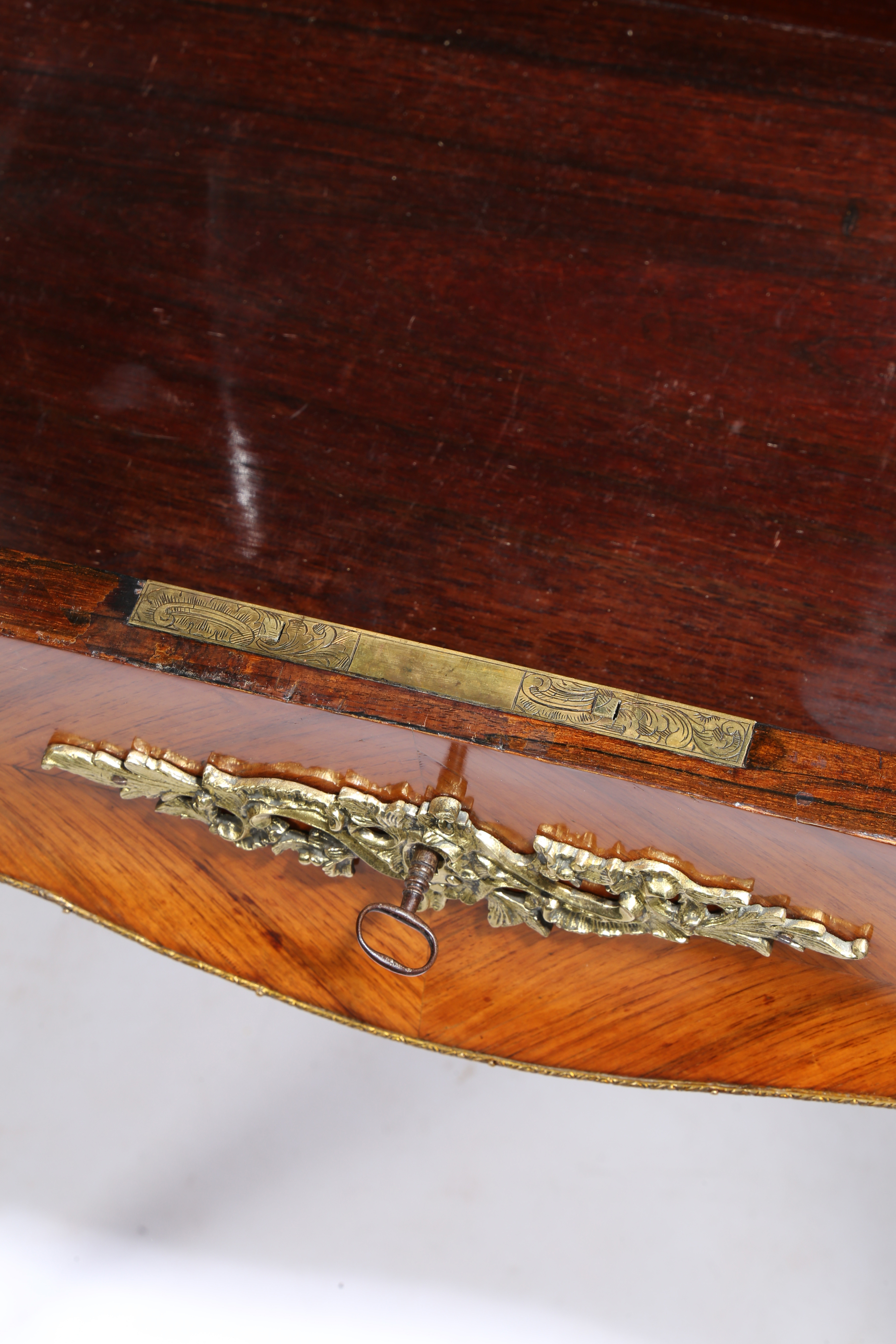A 19TH CENTURY FRENCH KINGWOOD AND ORMOLU TABLE. - Image 8 of 13