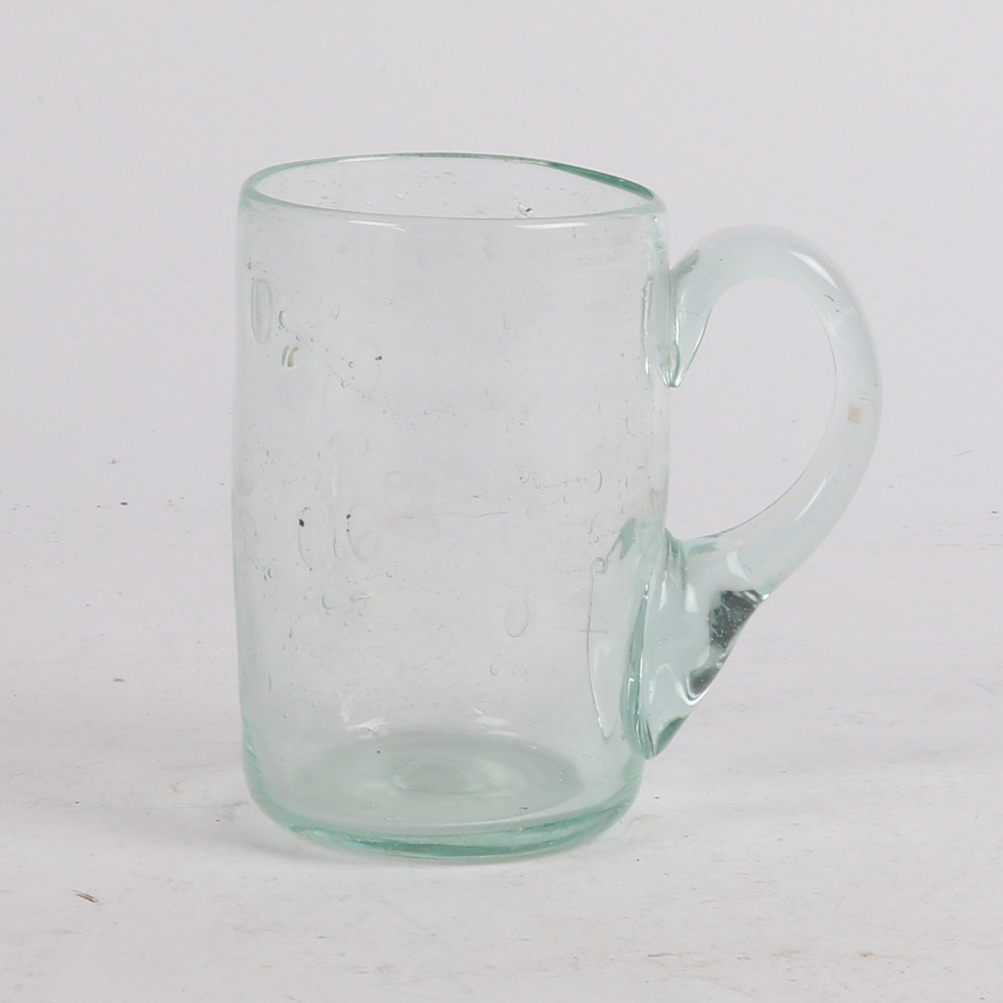 AN 18TH CENTURY GLASS MUG OR TANKARD.