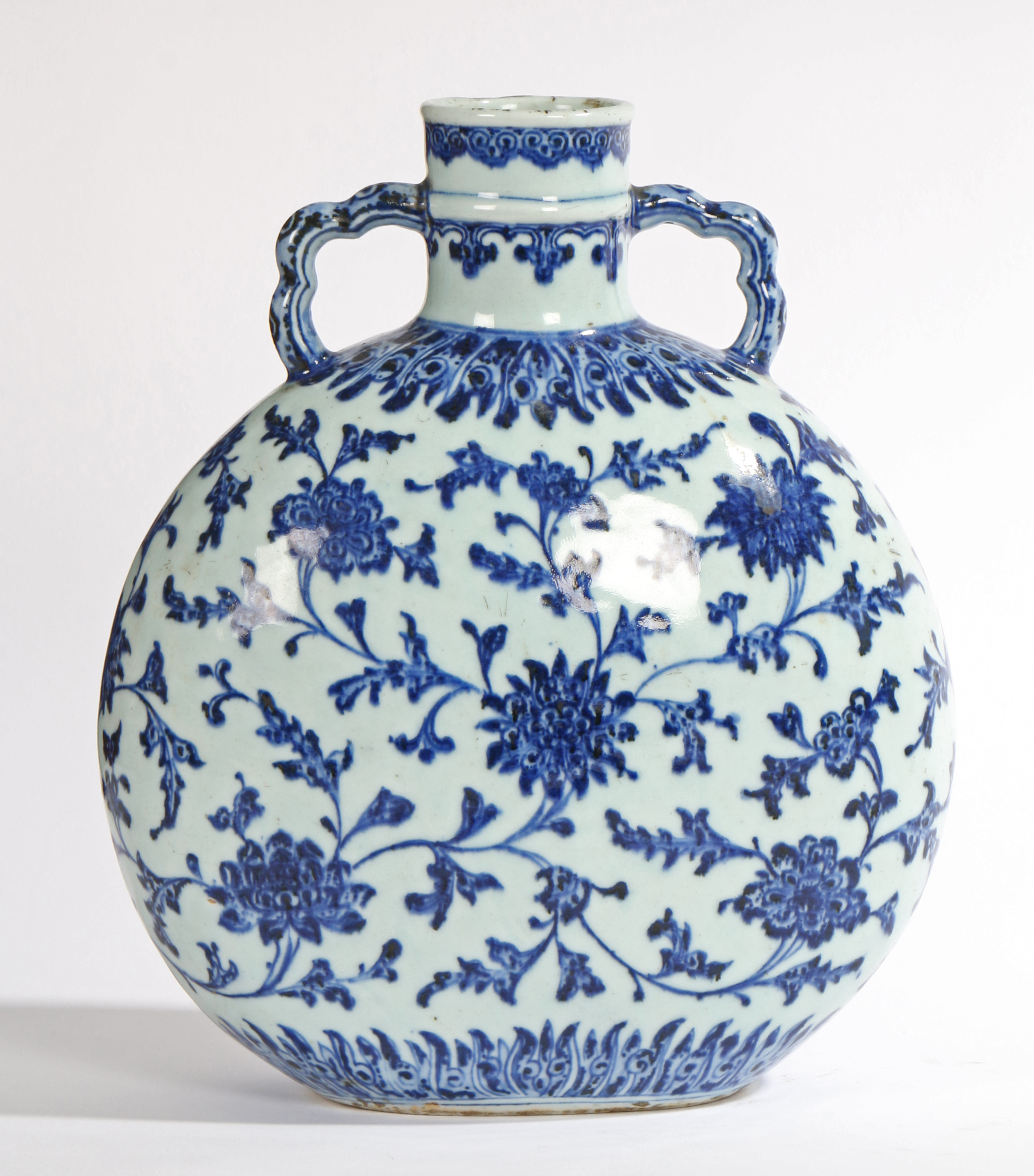 A MING-STYLE BLUE AND WHITE MOONFLASK QING DYNASTY, 18TH CENTURY. - Image 2 of 4