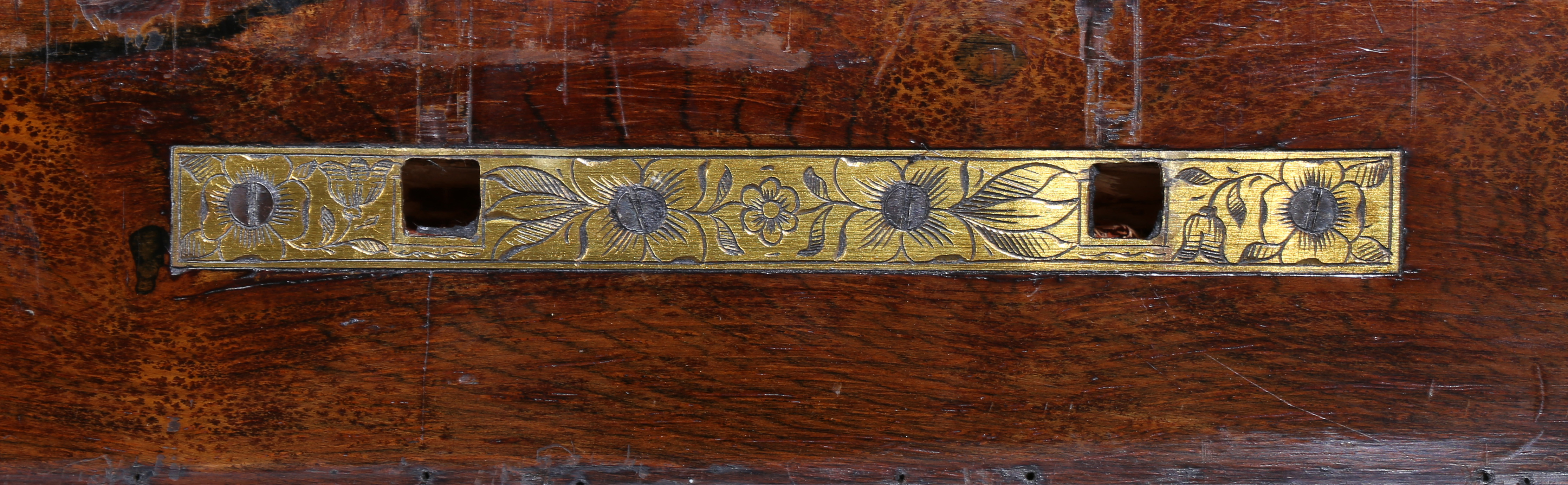 A 19TH CENTURY FRENCH KINGWOOD AND ORMOLU TABLE. - Image 7 of 13